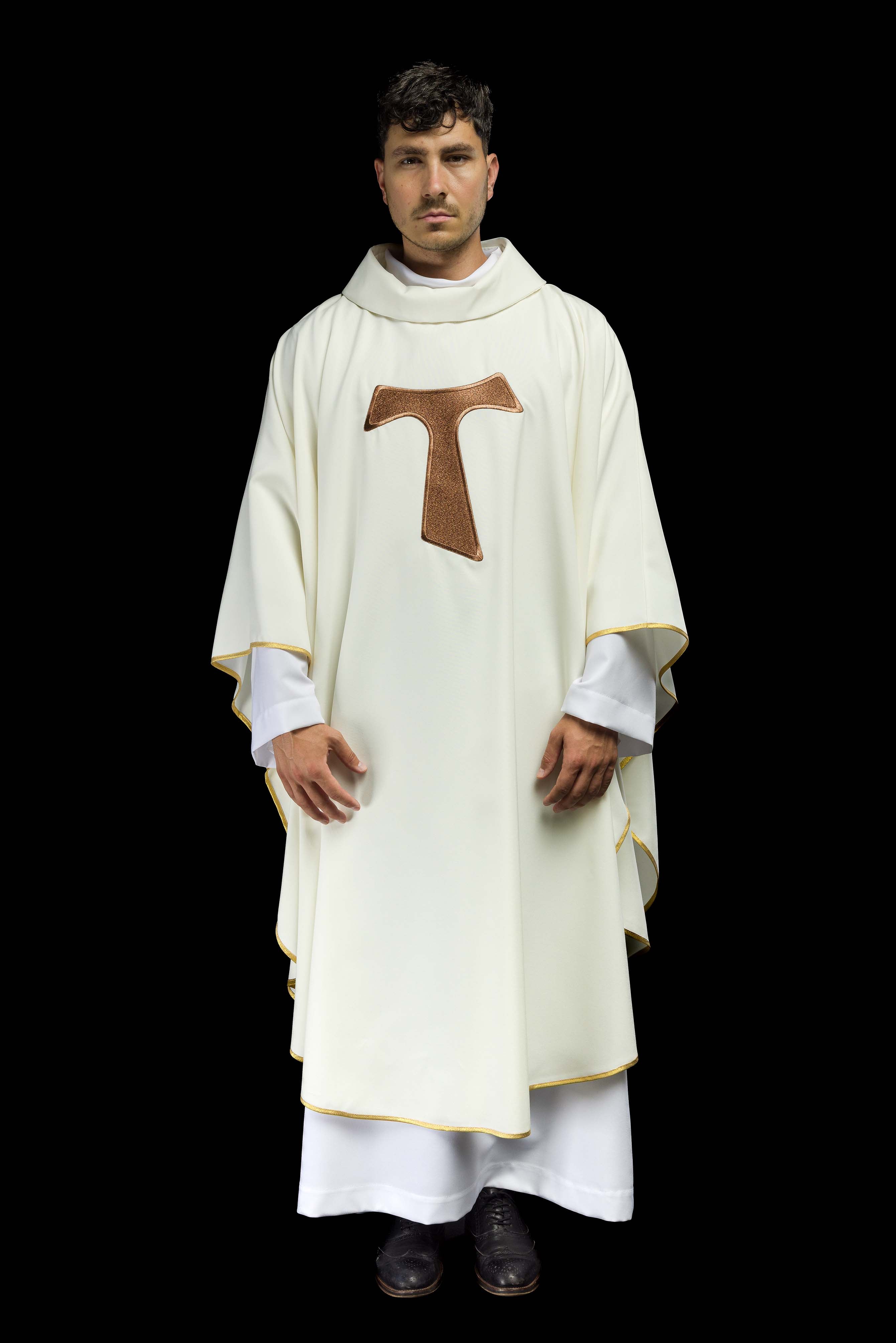 Casula litúrgica creme com cruz franciscana TAU