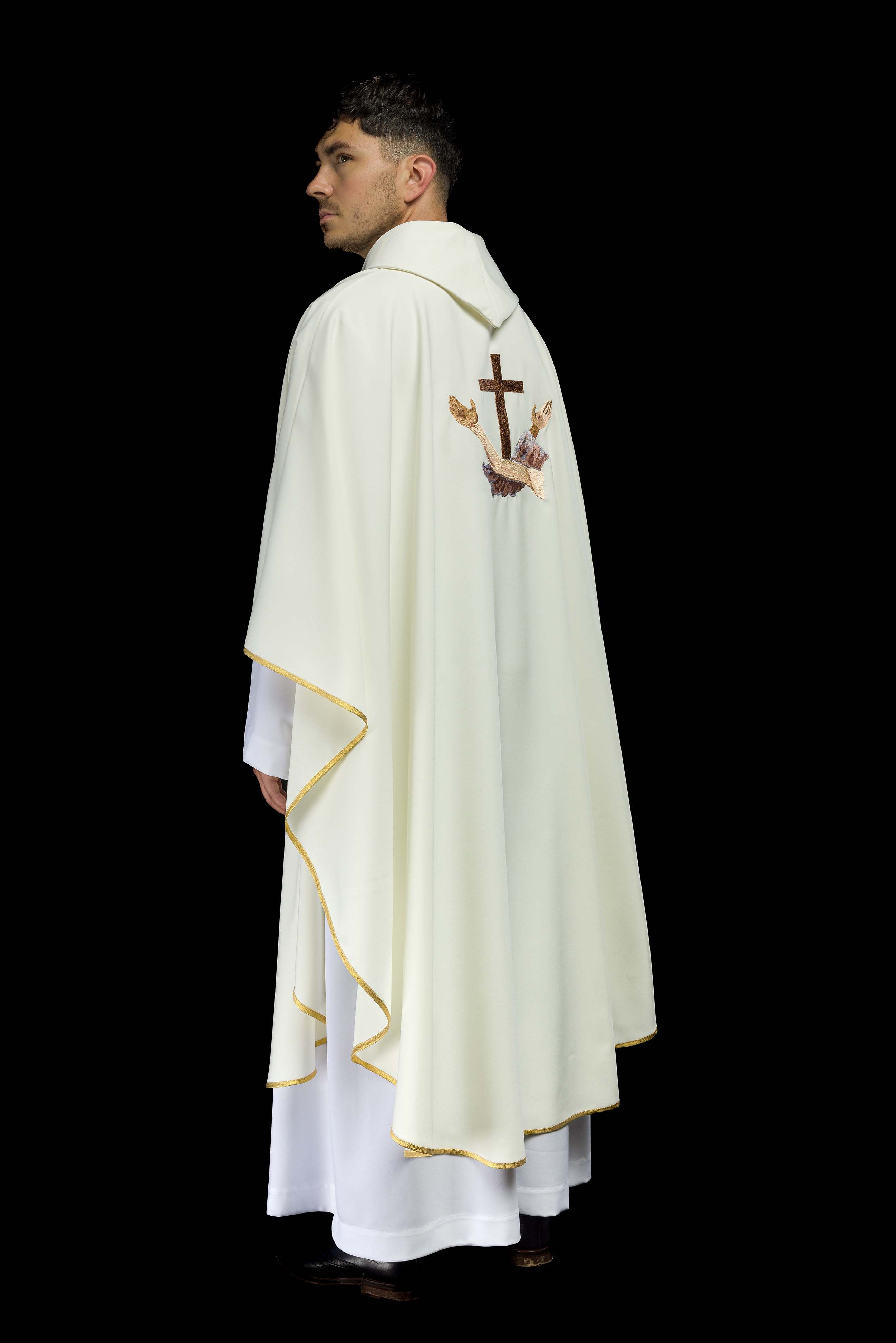 Casula litúrgica creme com cruz franciscana TAU