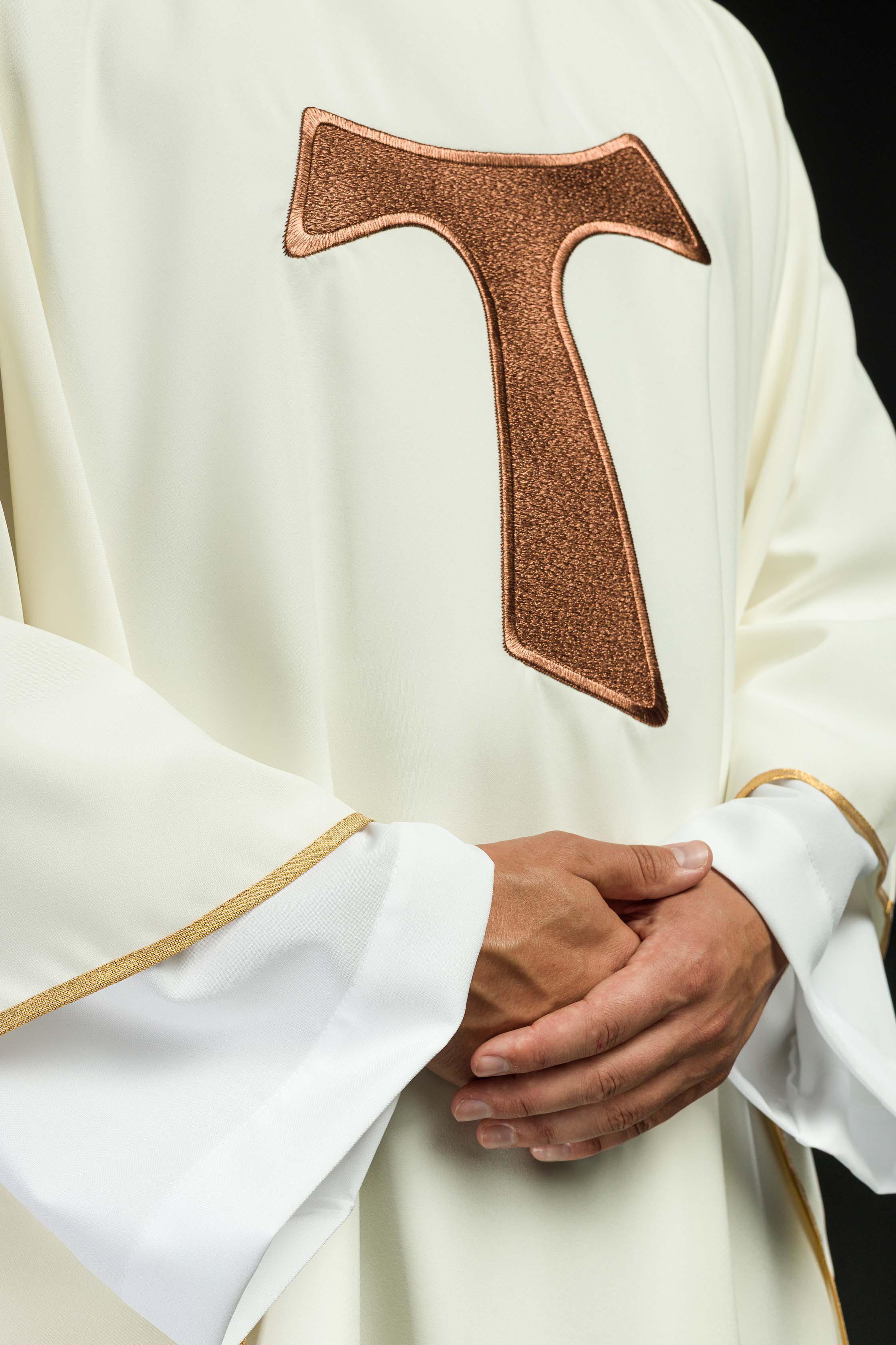 Casula litúrgica creme com cruz franciscana TAU