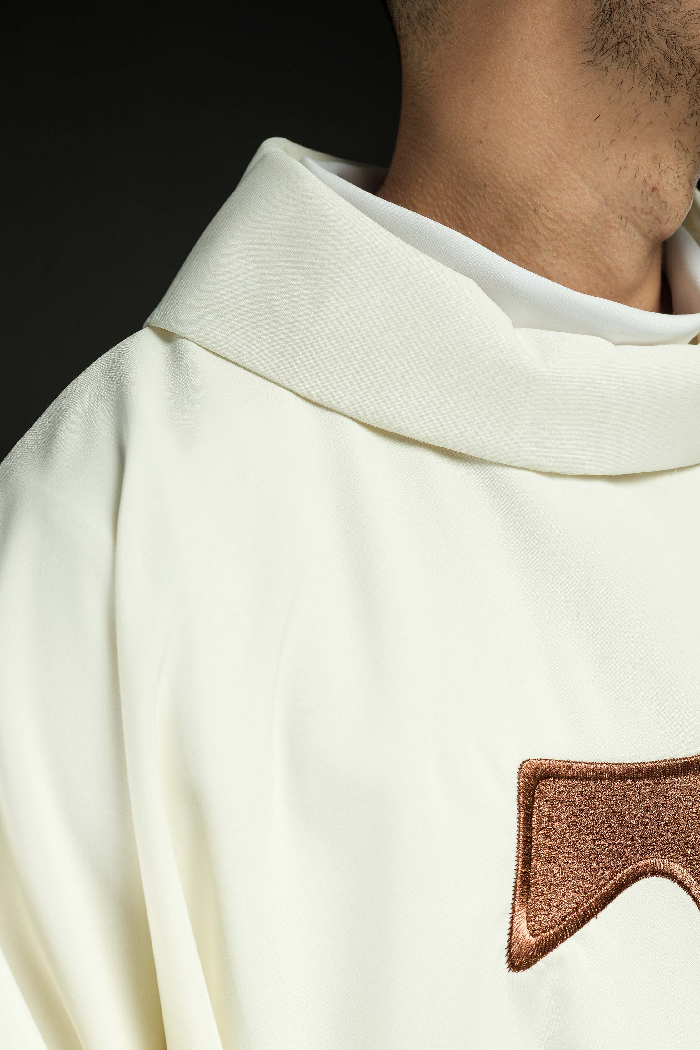 Casula litúrgica creme com cruz franciscana TAU