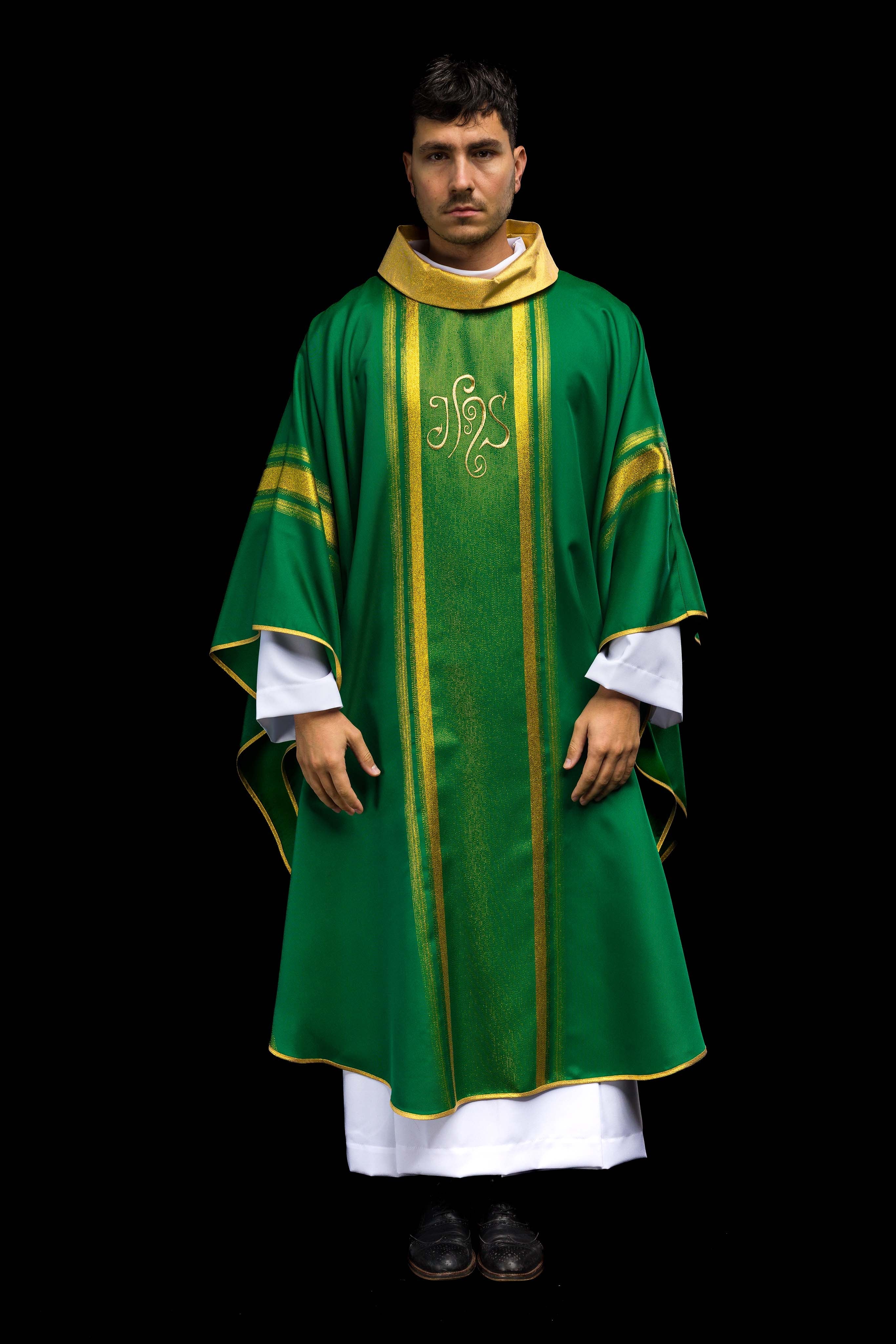 Casula verde bordada com padrão IHS e detalhes dourados