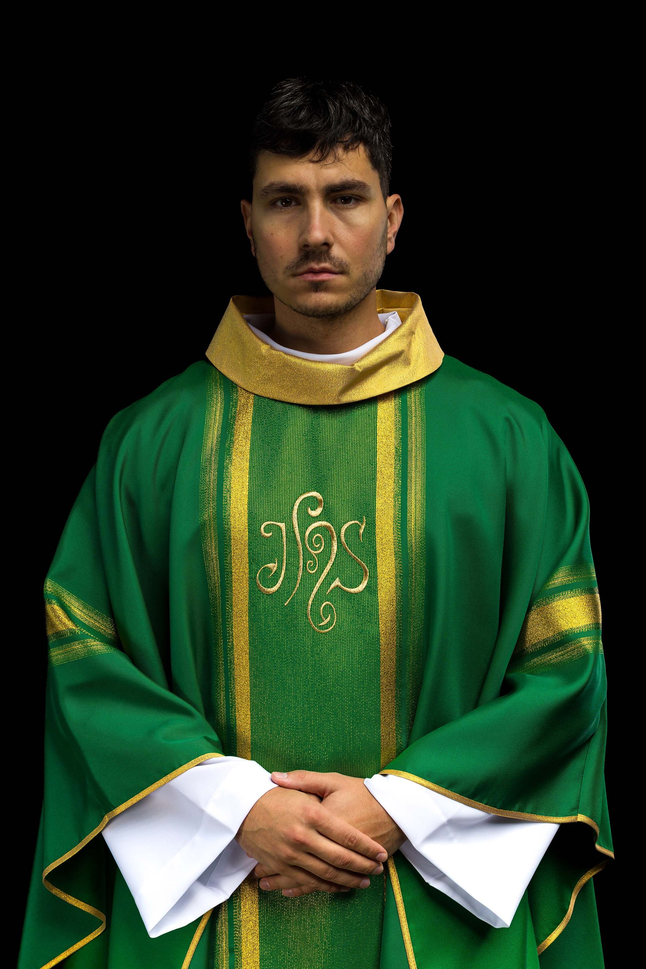 Casula verde bordada com padrão IHS e detalhes dourados