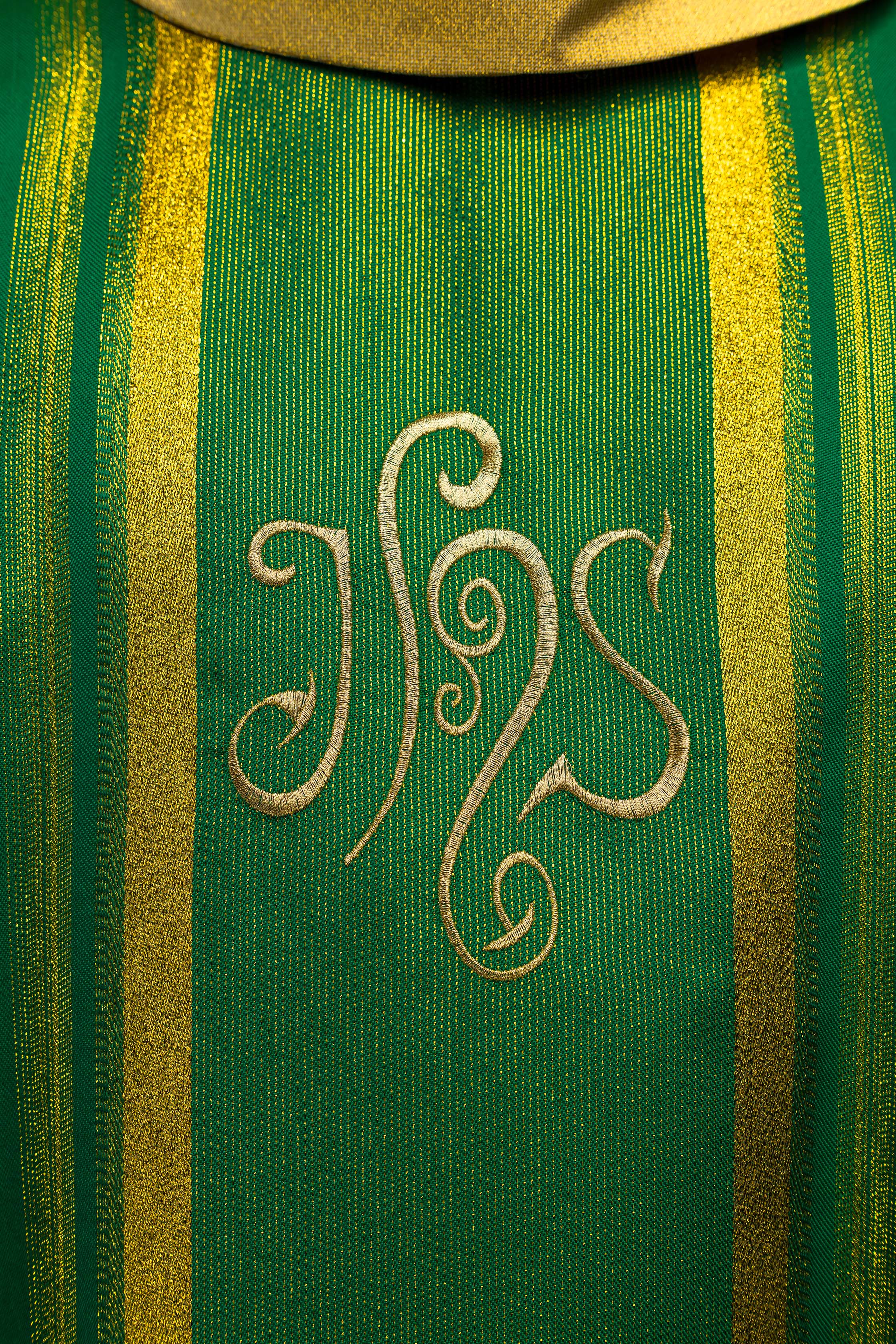 Casula verde bordada com padrão IHS e detalhes dourados