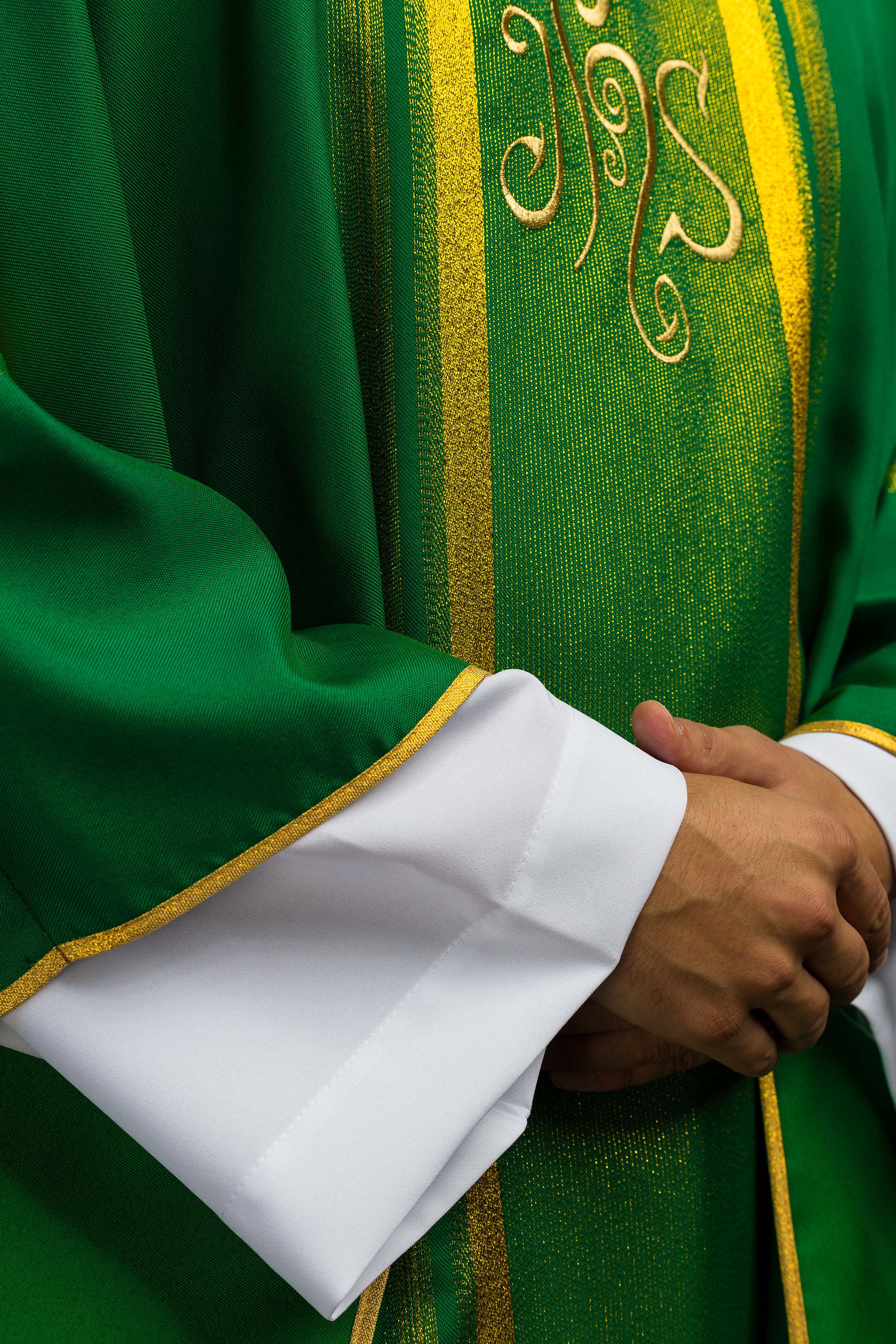 Casula verde bordada com padrão IHS e detalhes dourados