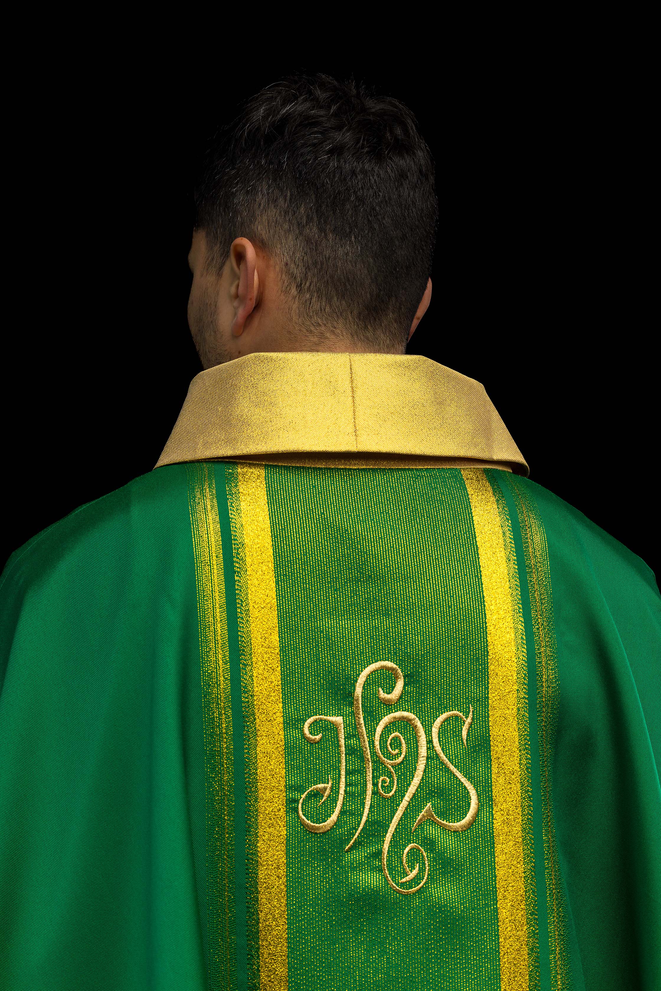 Casula verde bordada com padrão IHS e detalhes dourados
