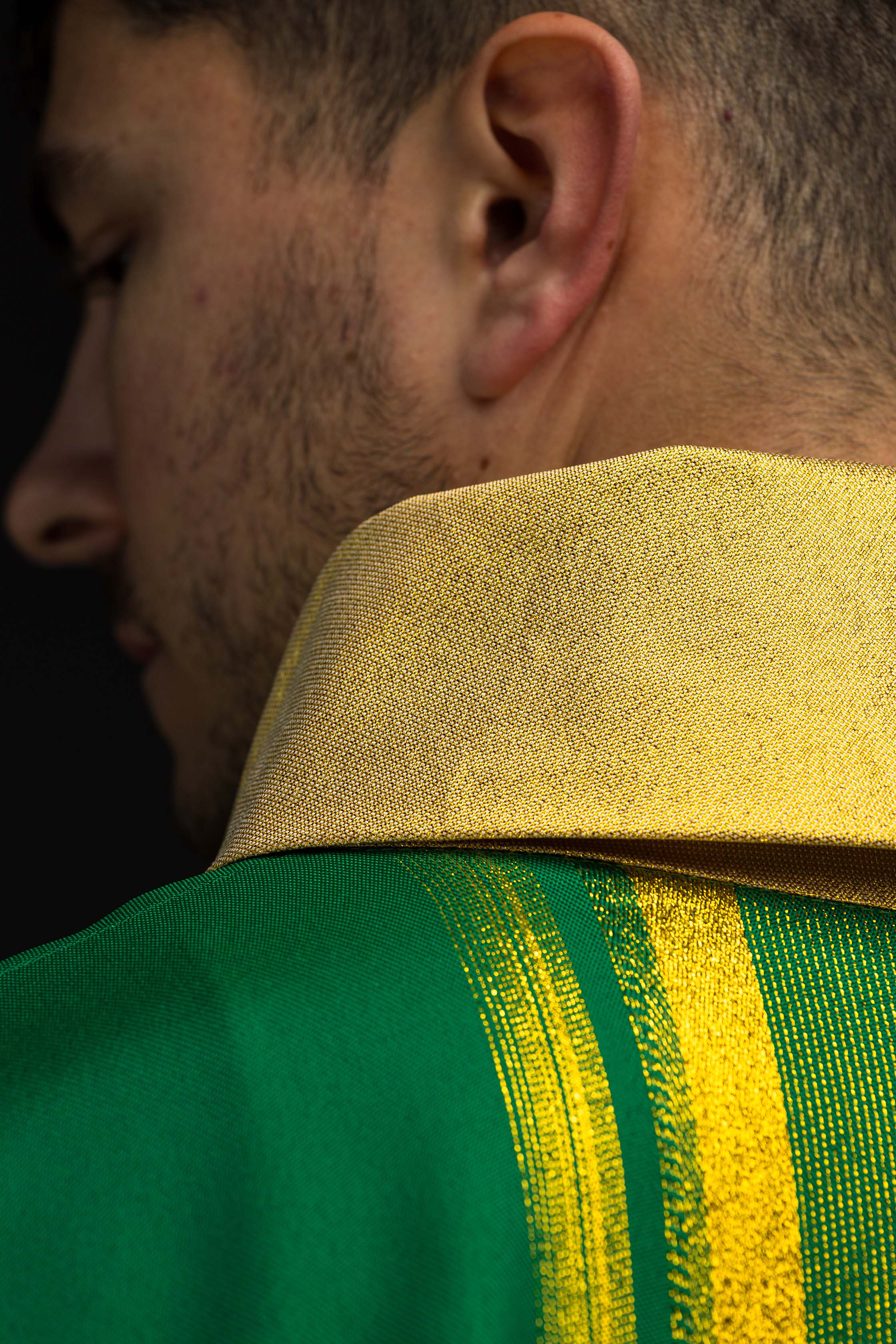 Casula verde bordada com padrão IHS e detalhes dourados
