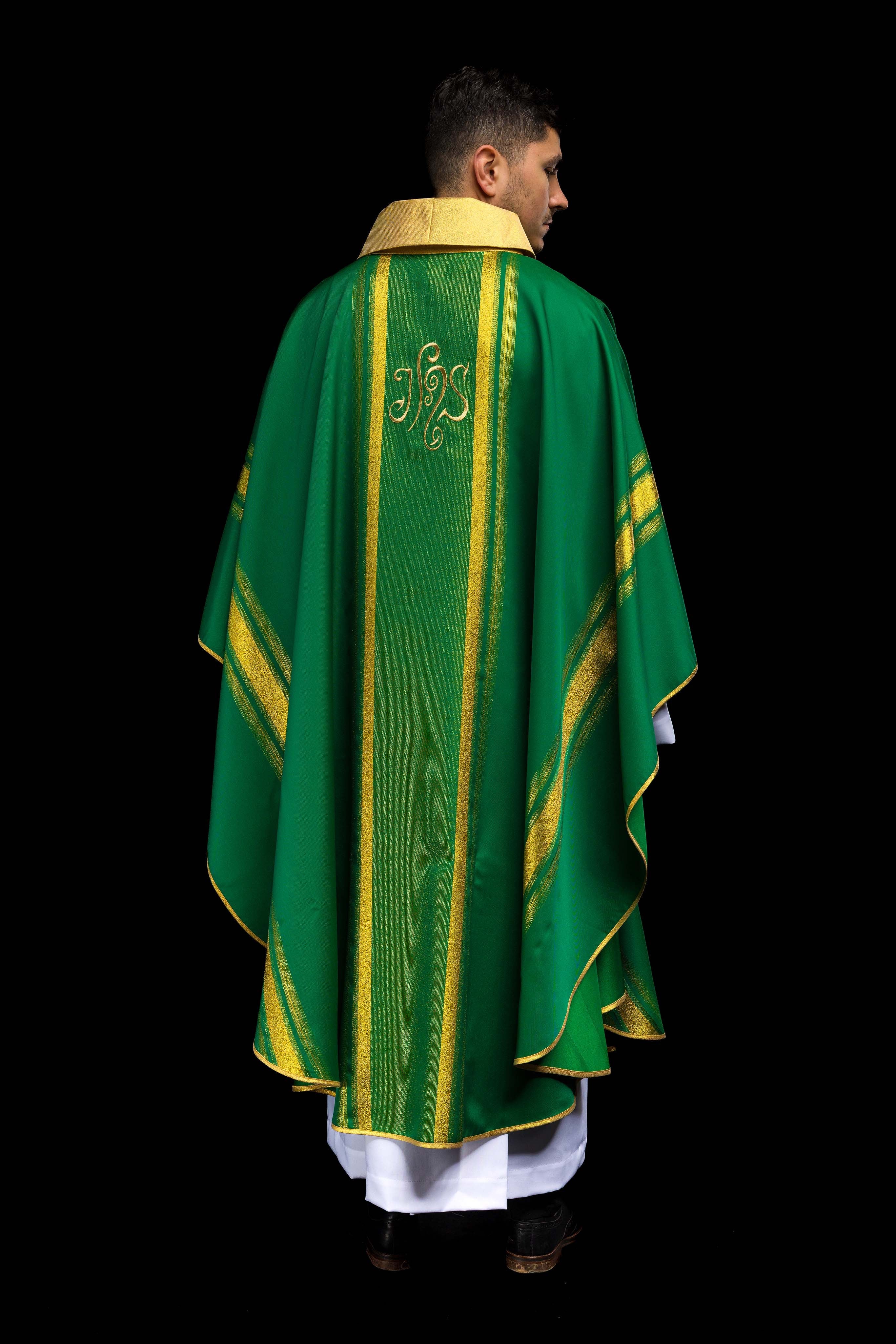 Casula verde bordada com padrão IHS e detalhes dourados