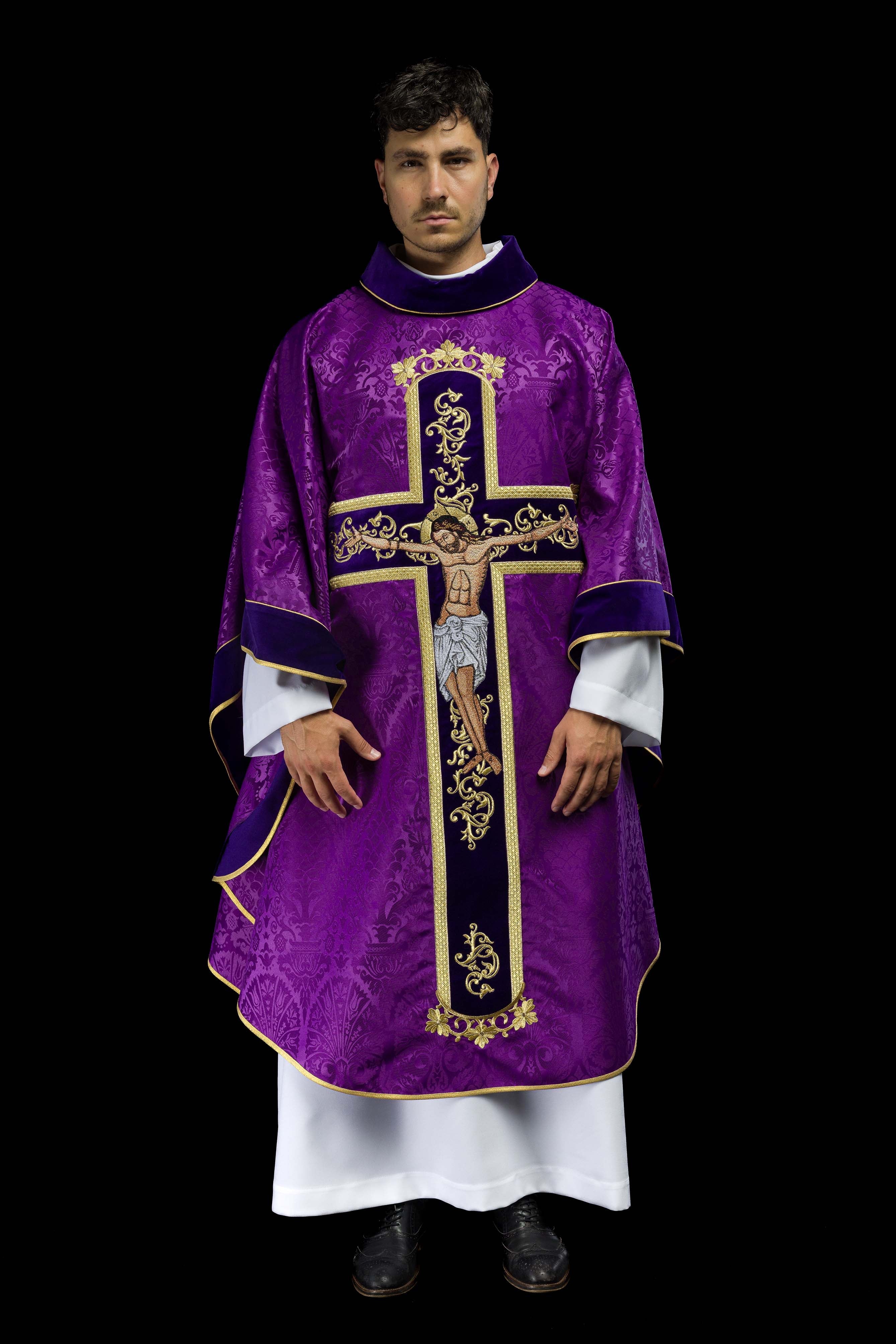 Casula roxa bordada com imagem de Jesus Cristo
