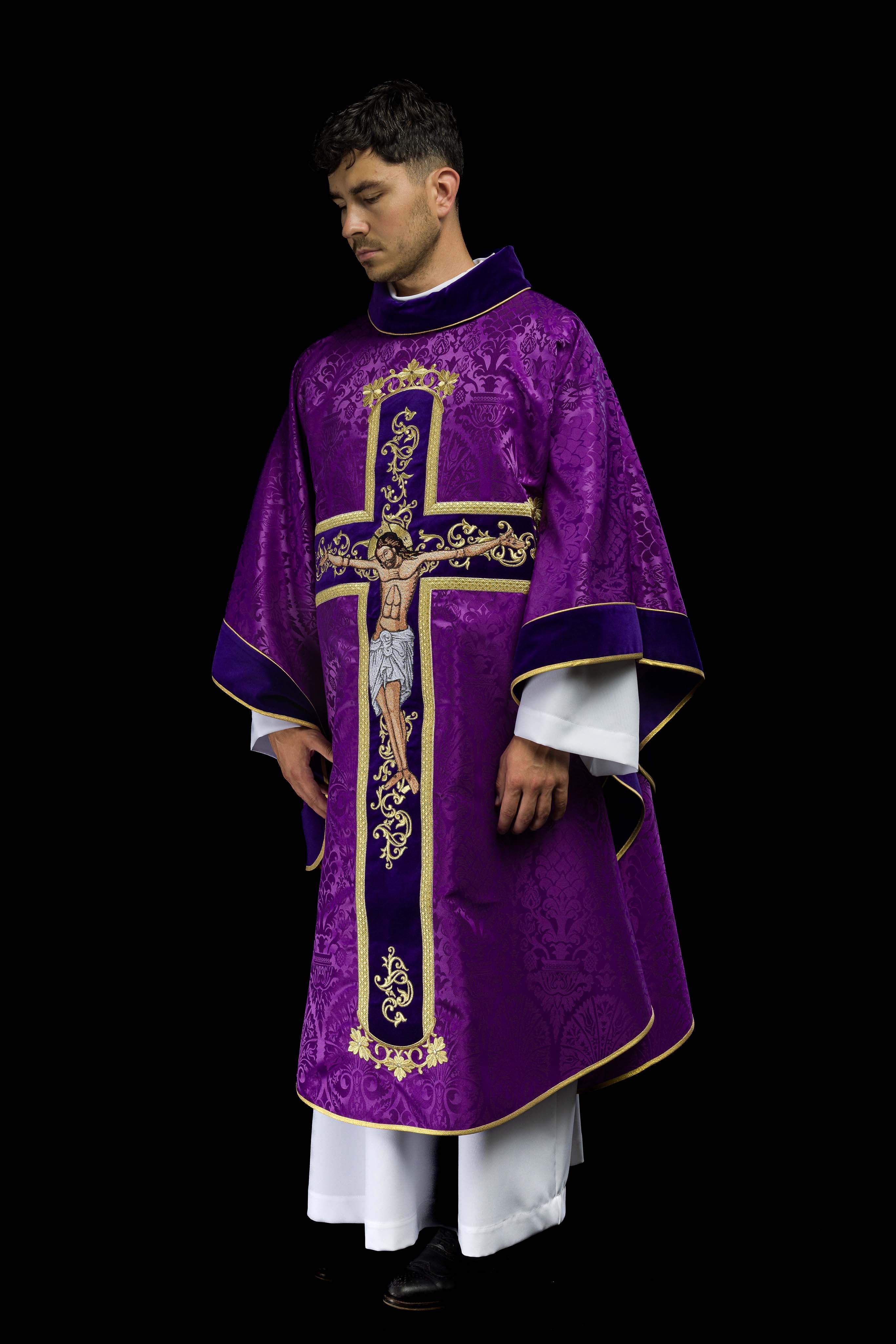 Casula roxa bordada com imagem de Jesus Cristo