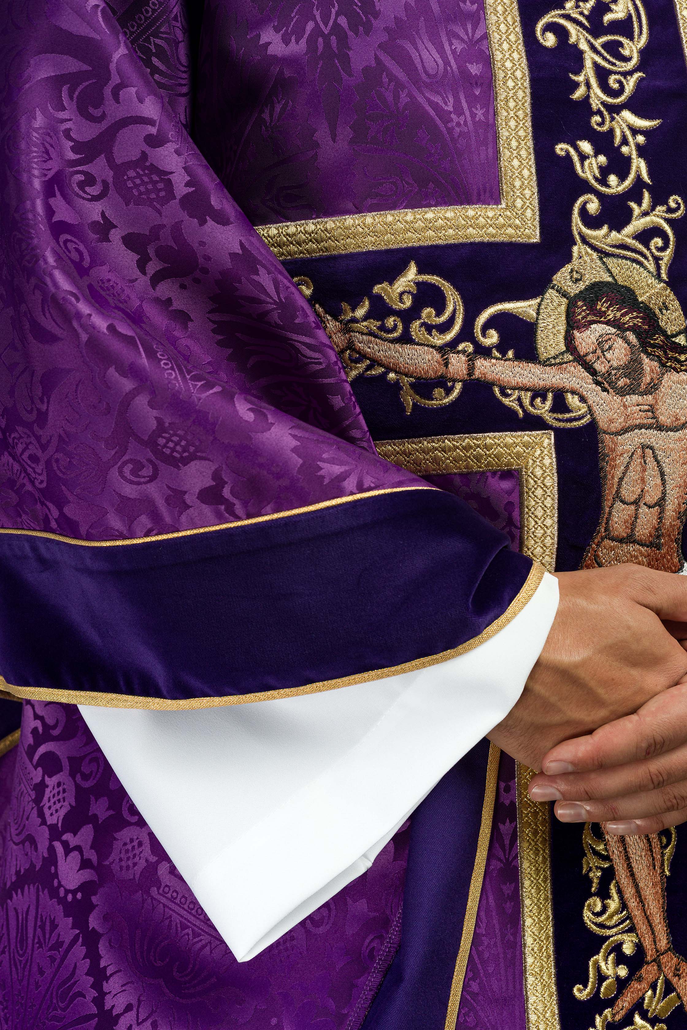 Casula roxa bordada com imagem de Jesus Cristo