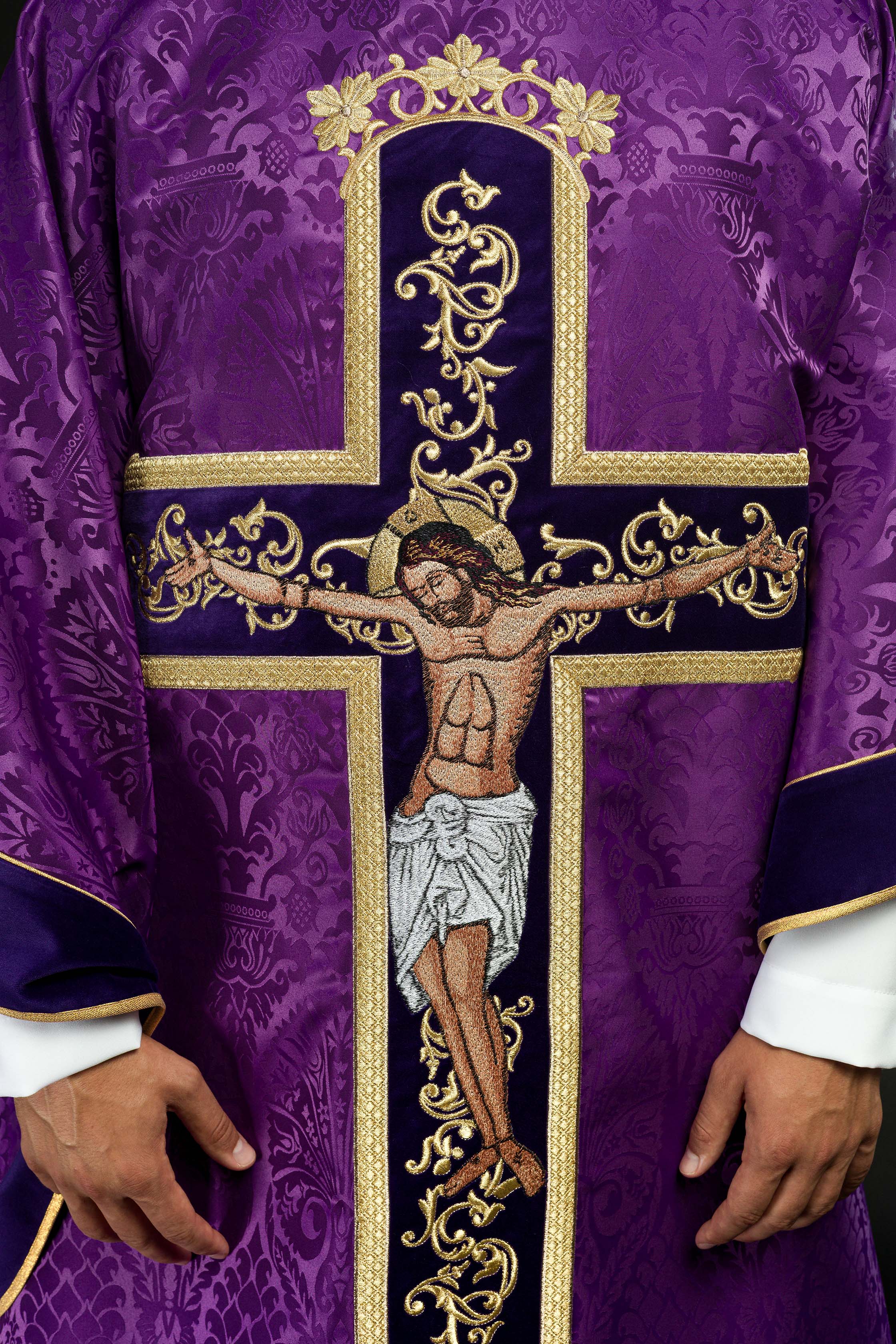 Casula roxa bordada com imagem de Jesus Cristo