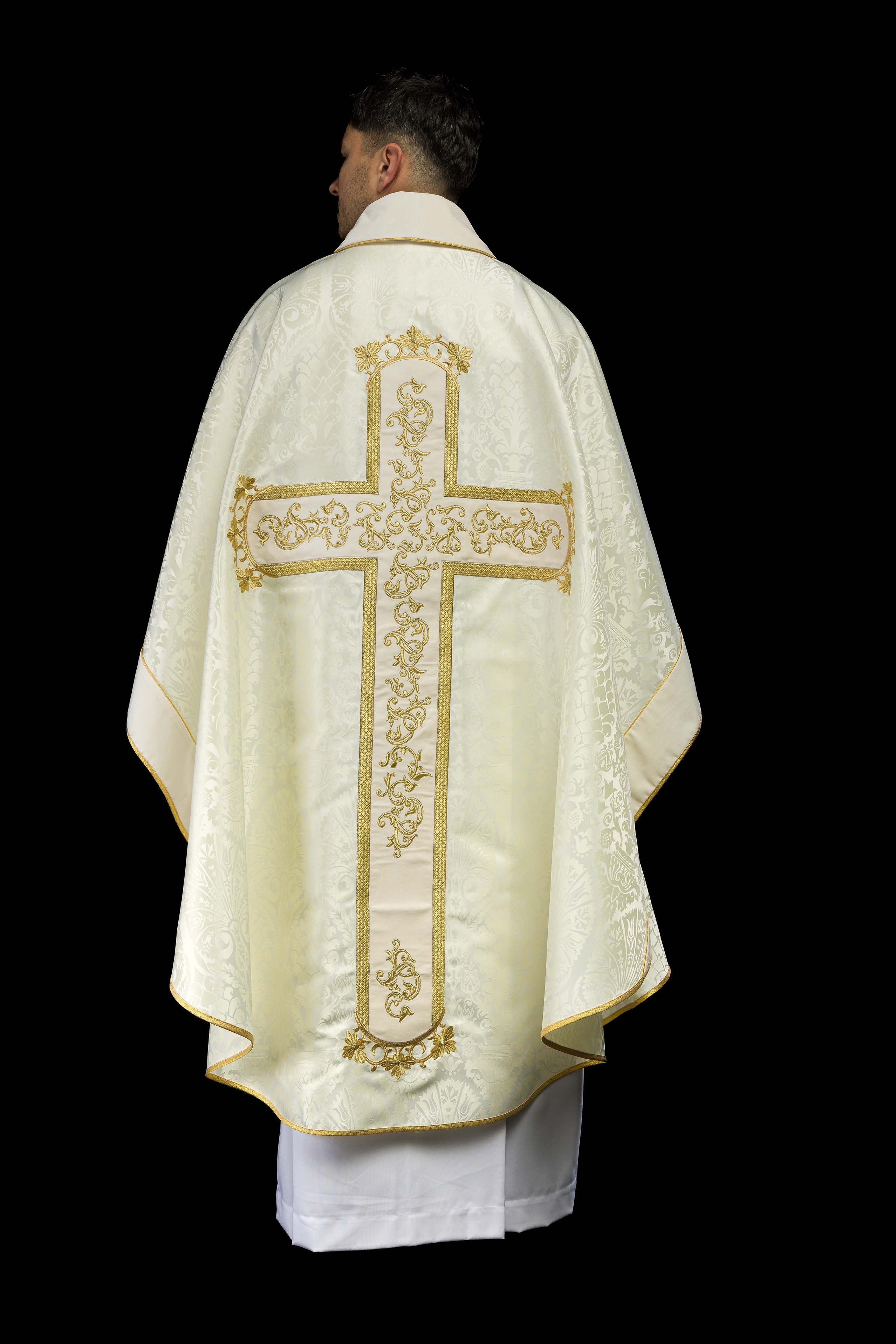 Casula creme com imagem de Jesus Cristo na cruz