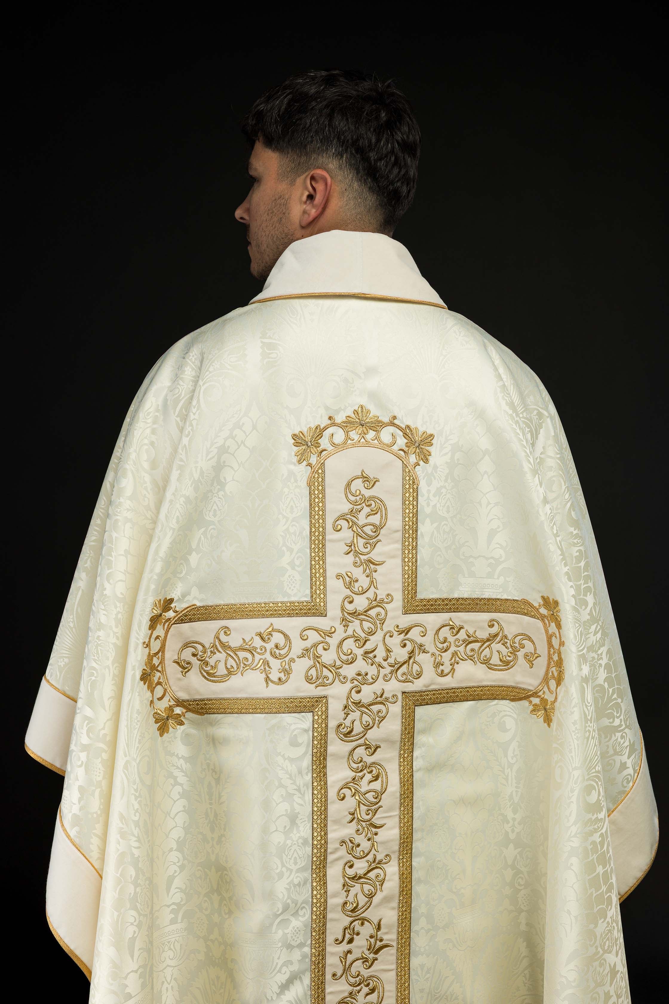 Casula creme com imagem de Jesus Cristo na cruz