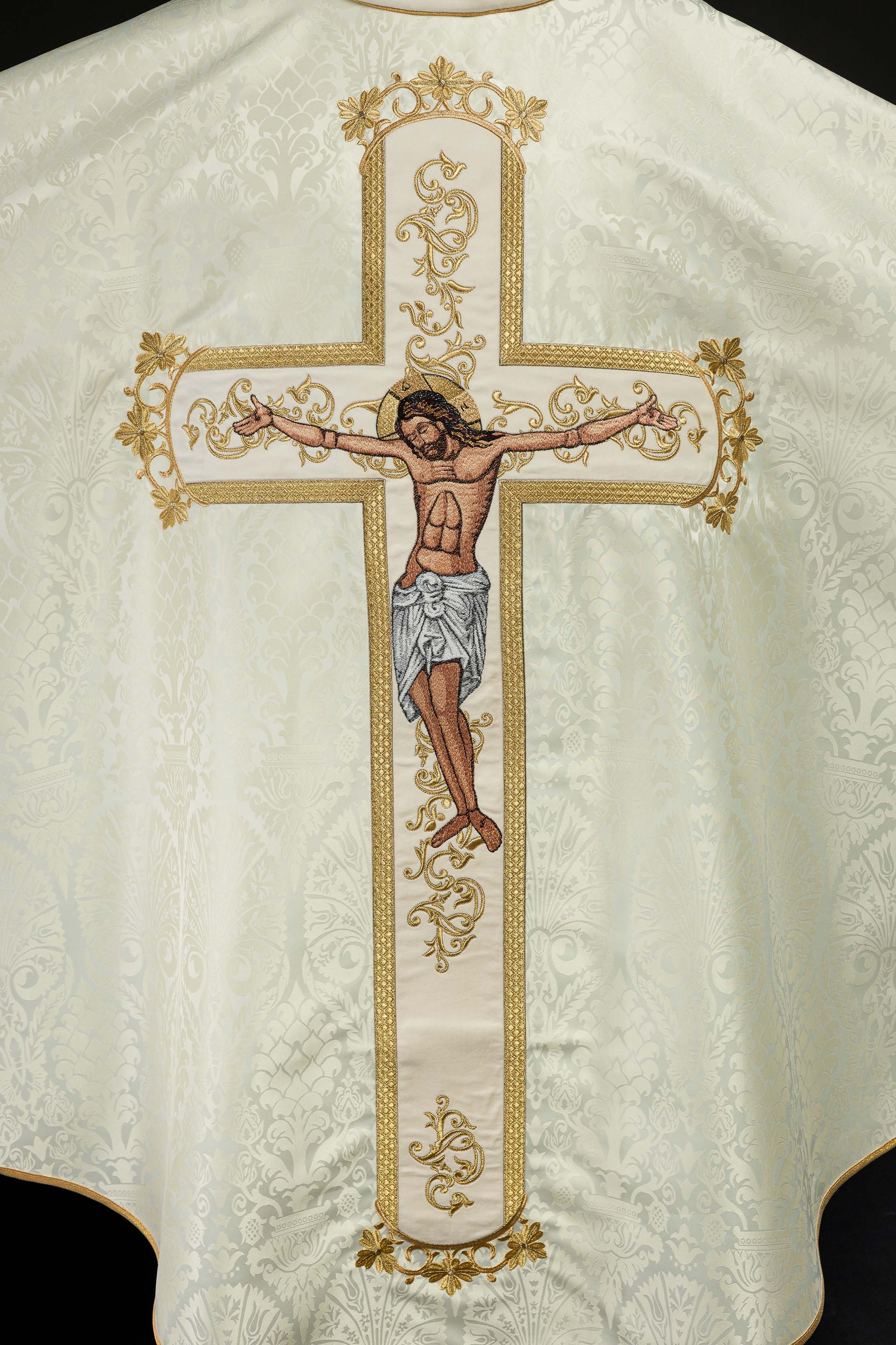 Casula creme com imagem de Jesus Cristo na cruz