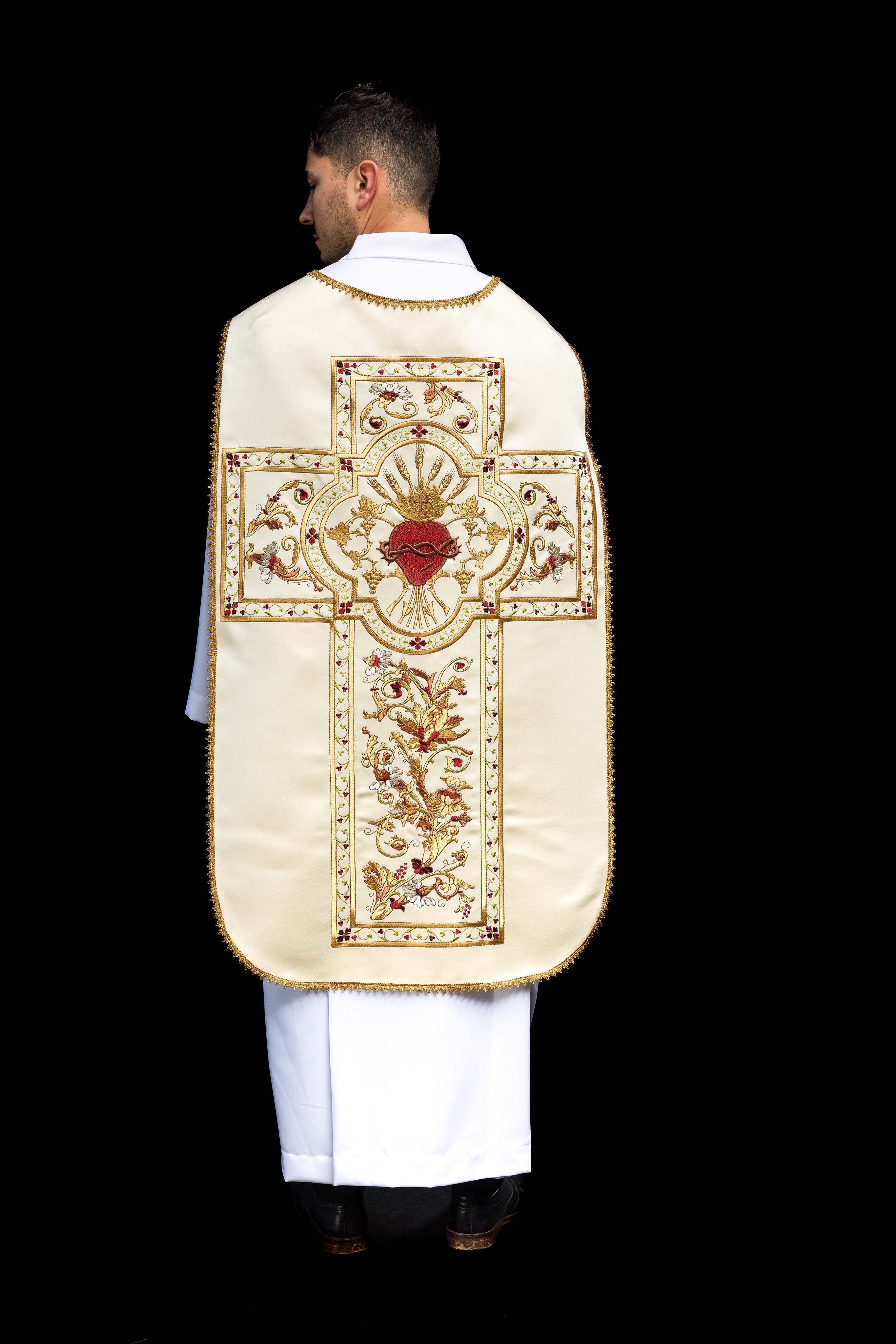 Casula romana bordada com o Sagrado Coração de Jesus Cristo