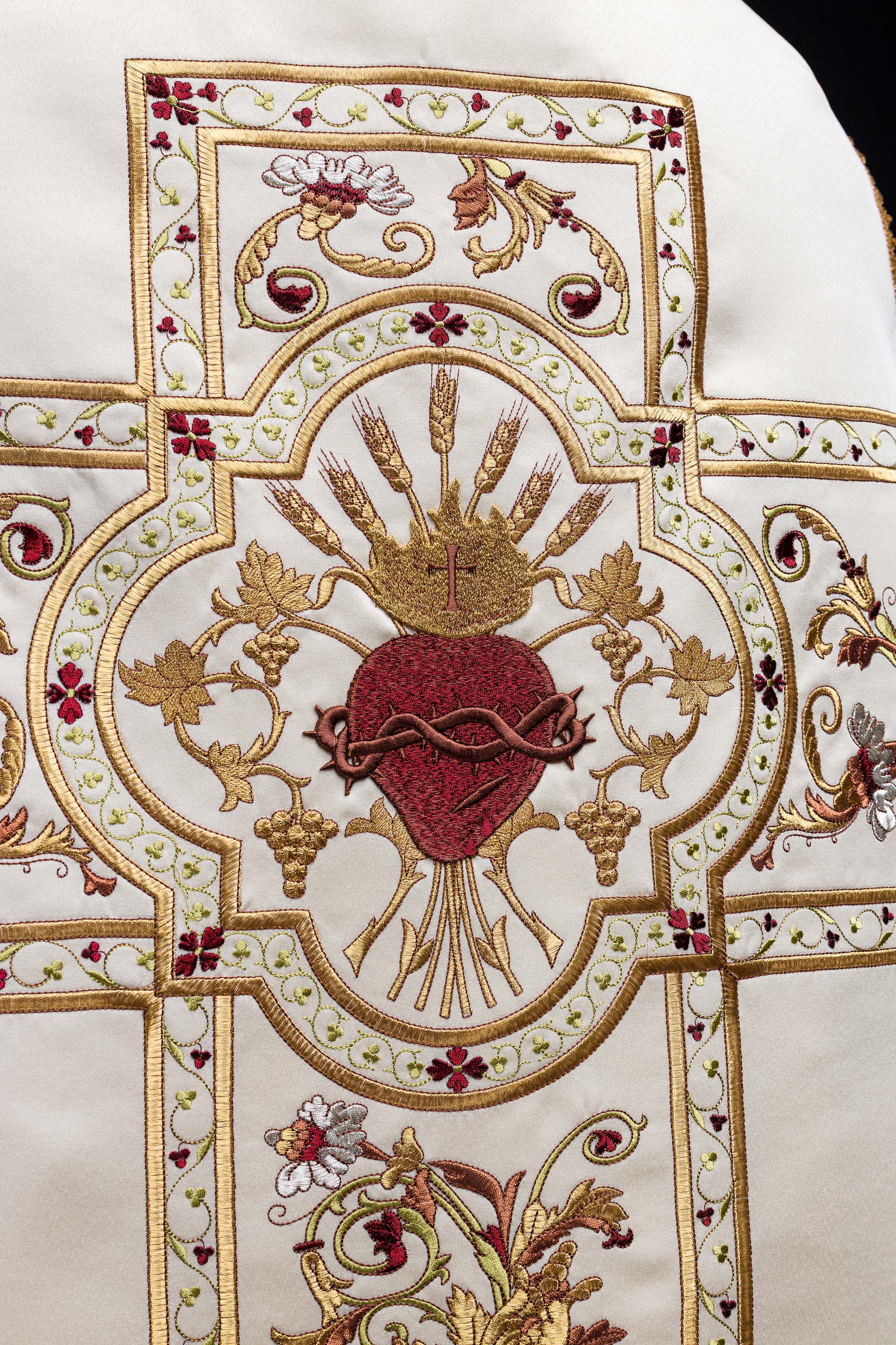 Casula romana bordada com o Sagrado Coração de Jesus Cristo