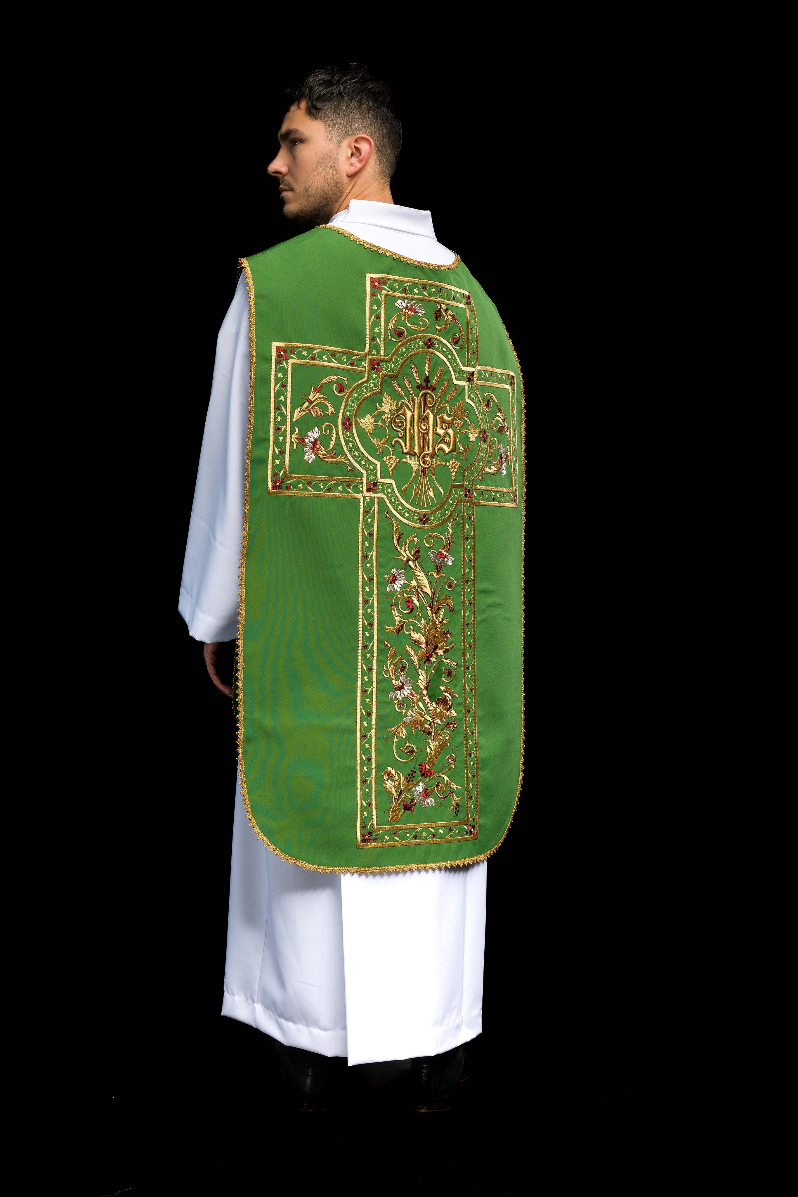 Casula romana verde bordada com motivo IHS - chasubles.com.br