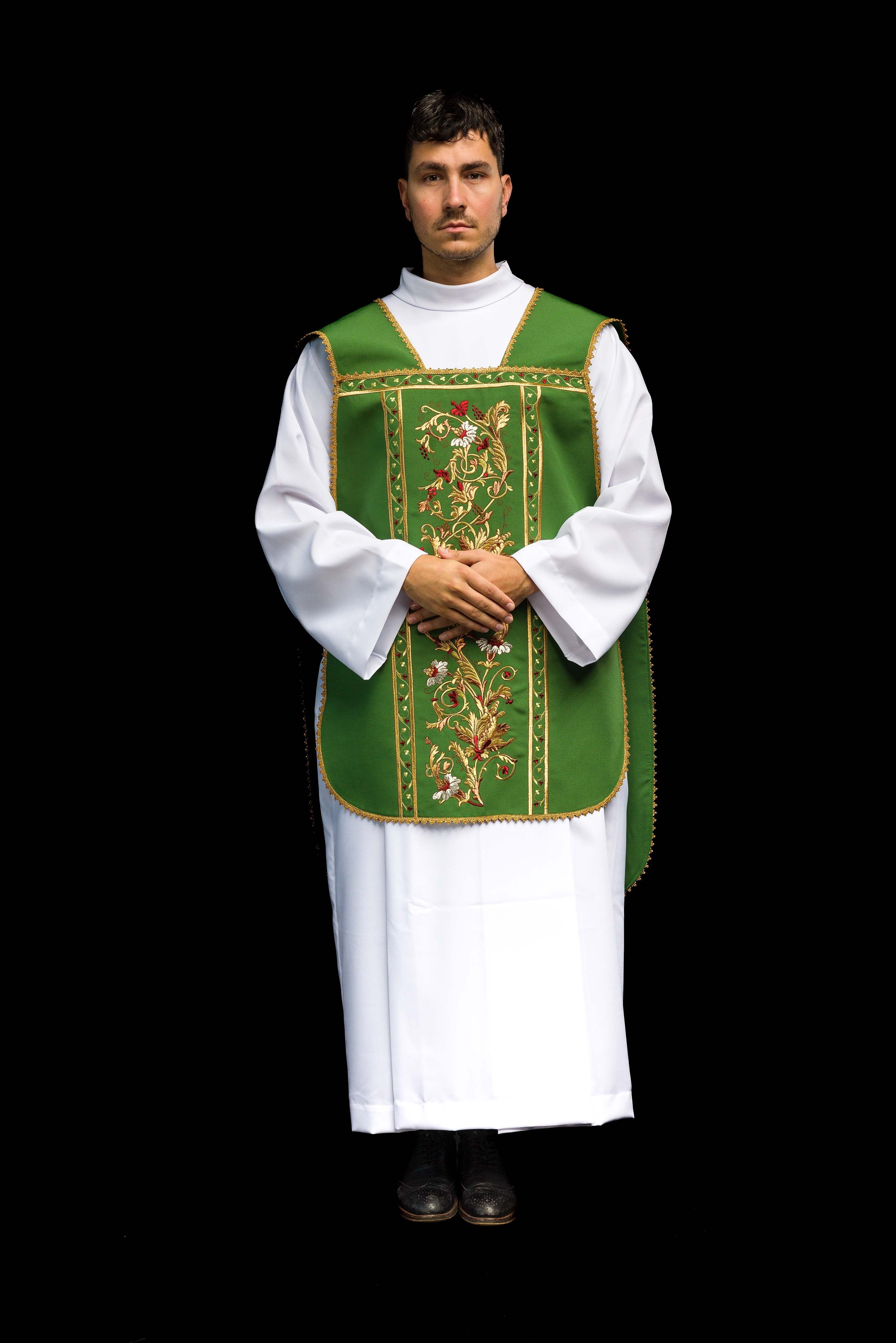 Casula romana verde bordada com motivo IHS - chasubles.com.br