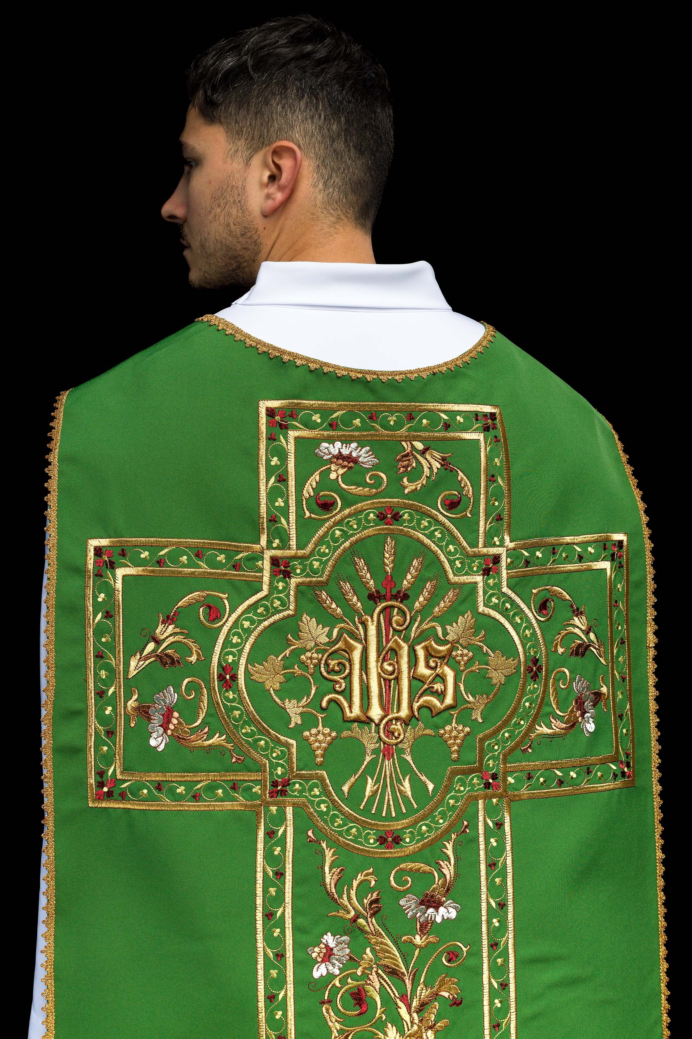 Casula romana verde bordada com motivo IHS - chasubles.com.br