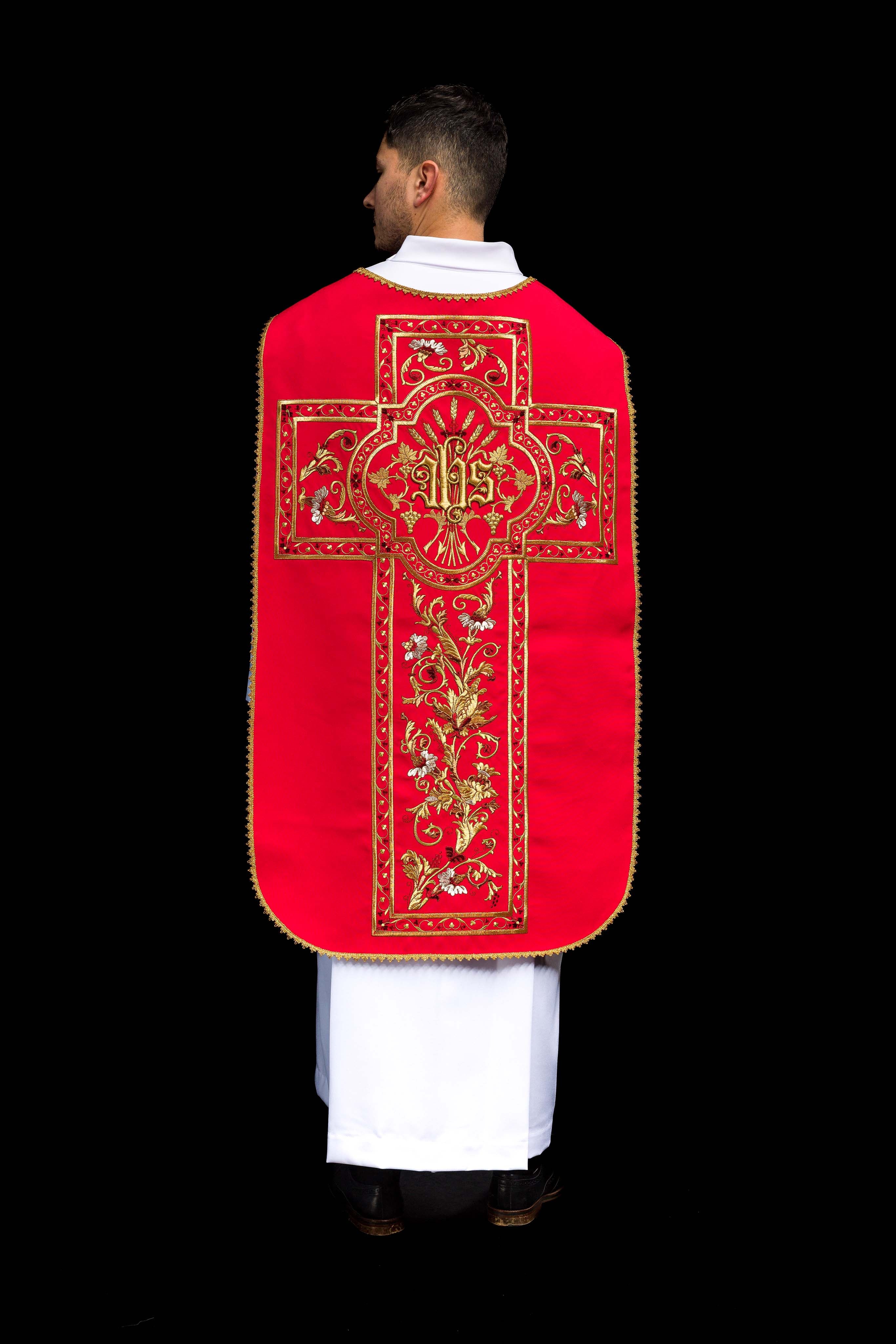 Casula romana vermelha bordada com motivo IHS - chasubles.com.br