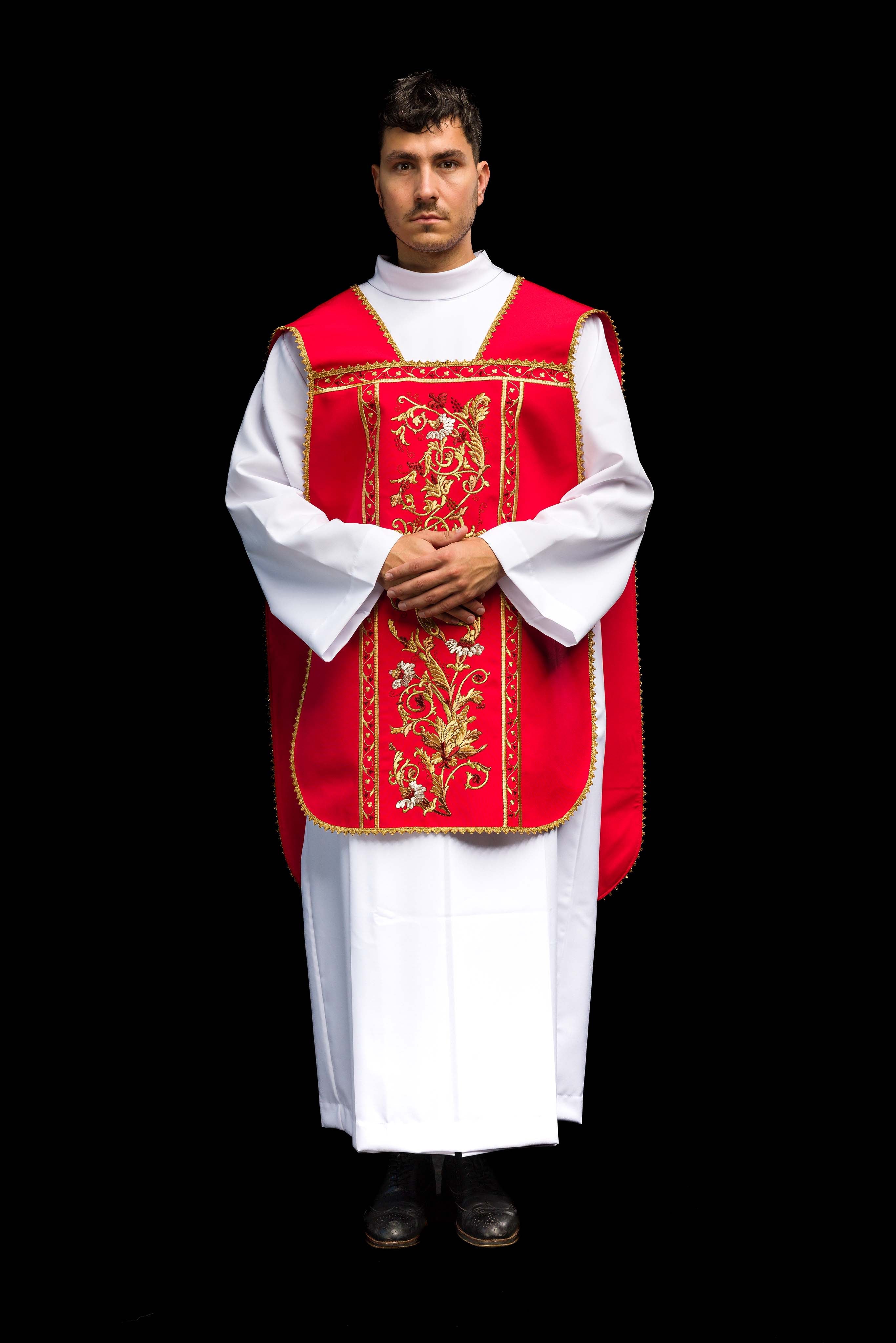 Casula romana vermelha bordada com motivo IHS - chasubles.com.br