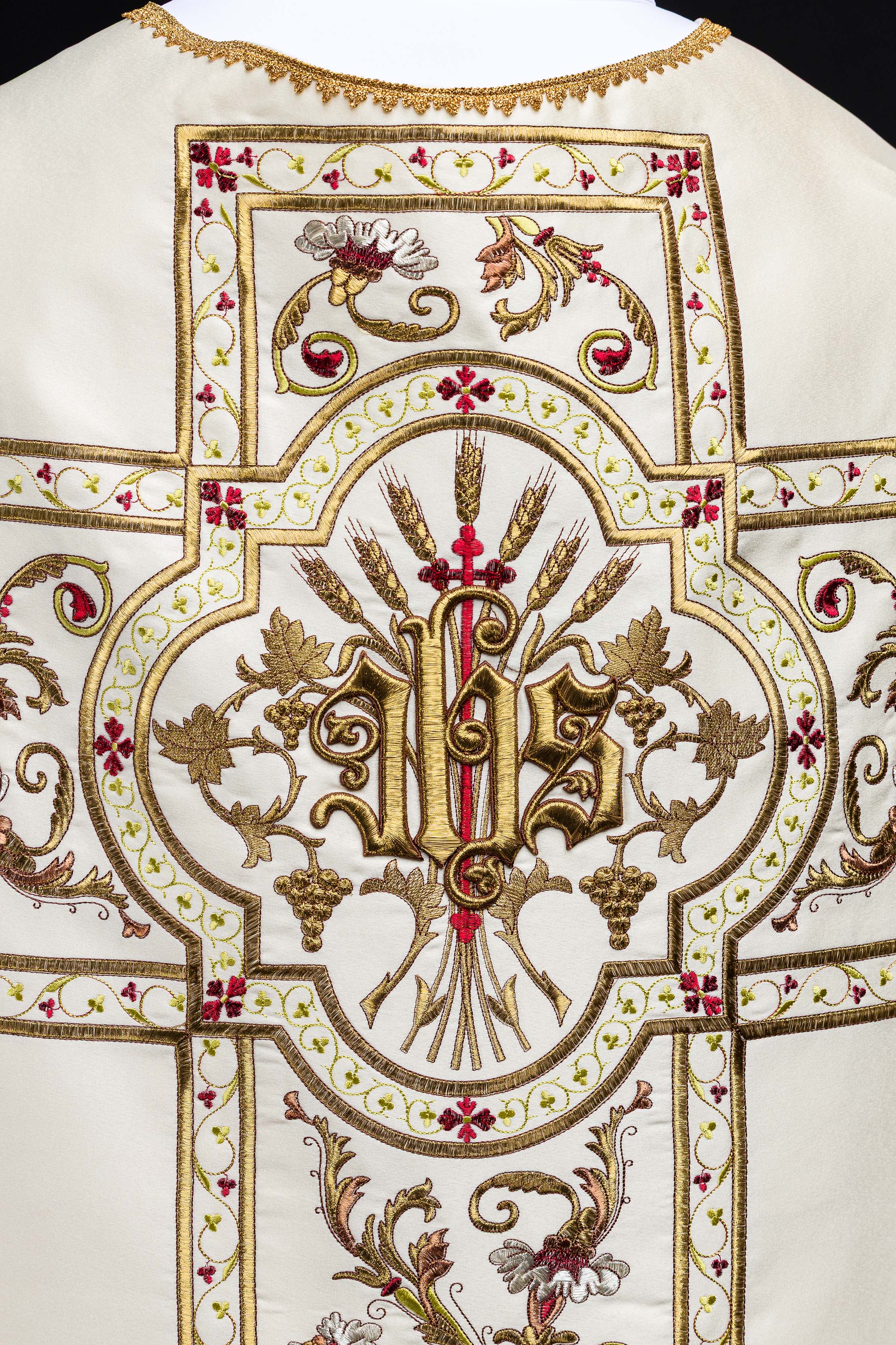 Casula romana bordada com motivo IHS - chasubles.com.br