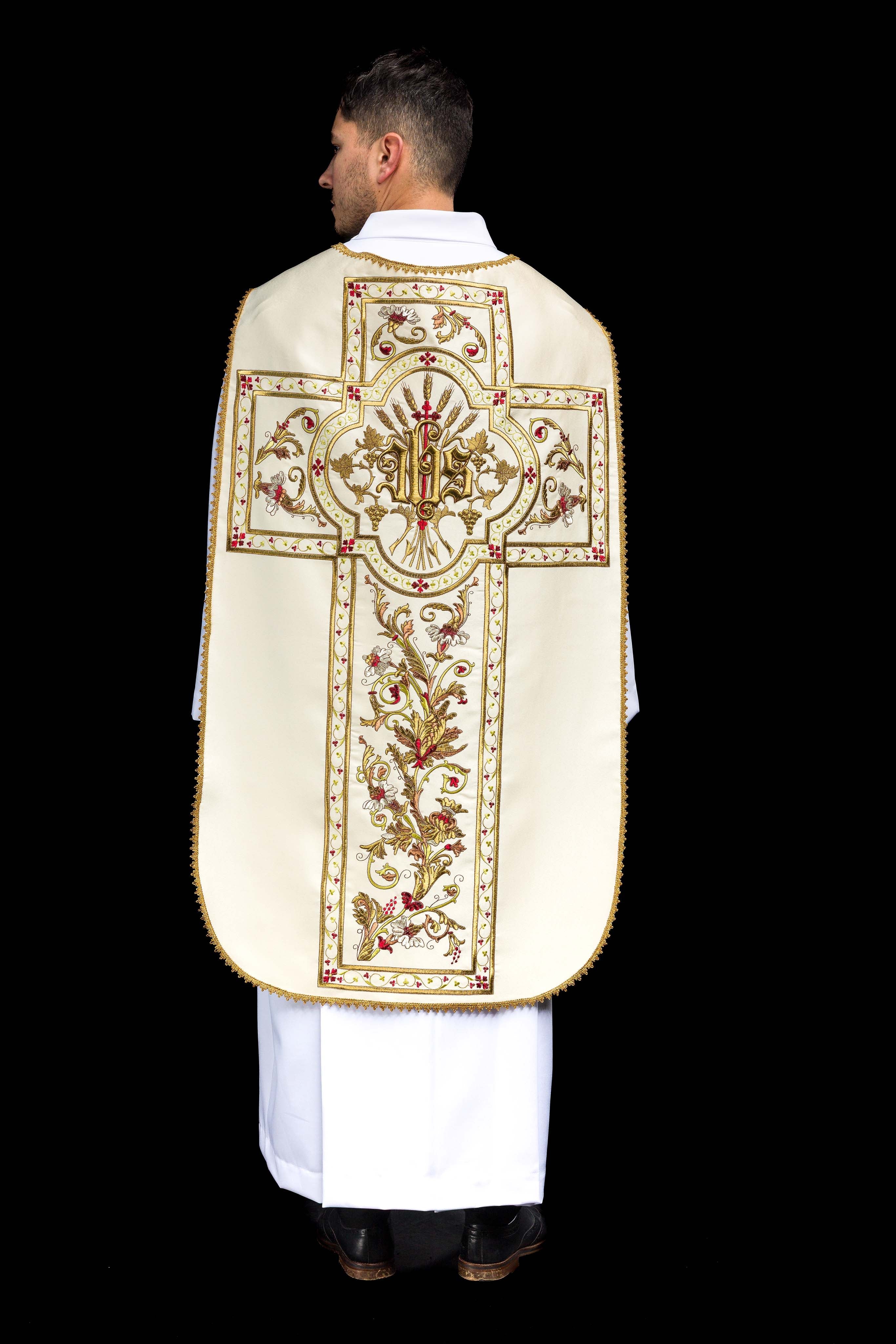 Casula romana bordada com motivo IHS - chasubles.com.br