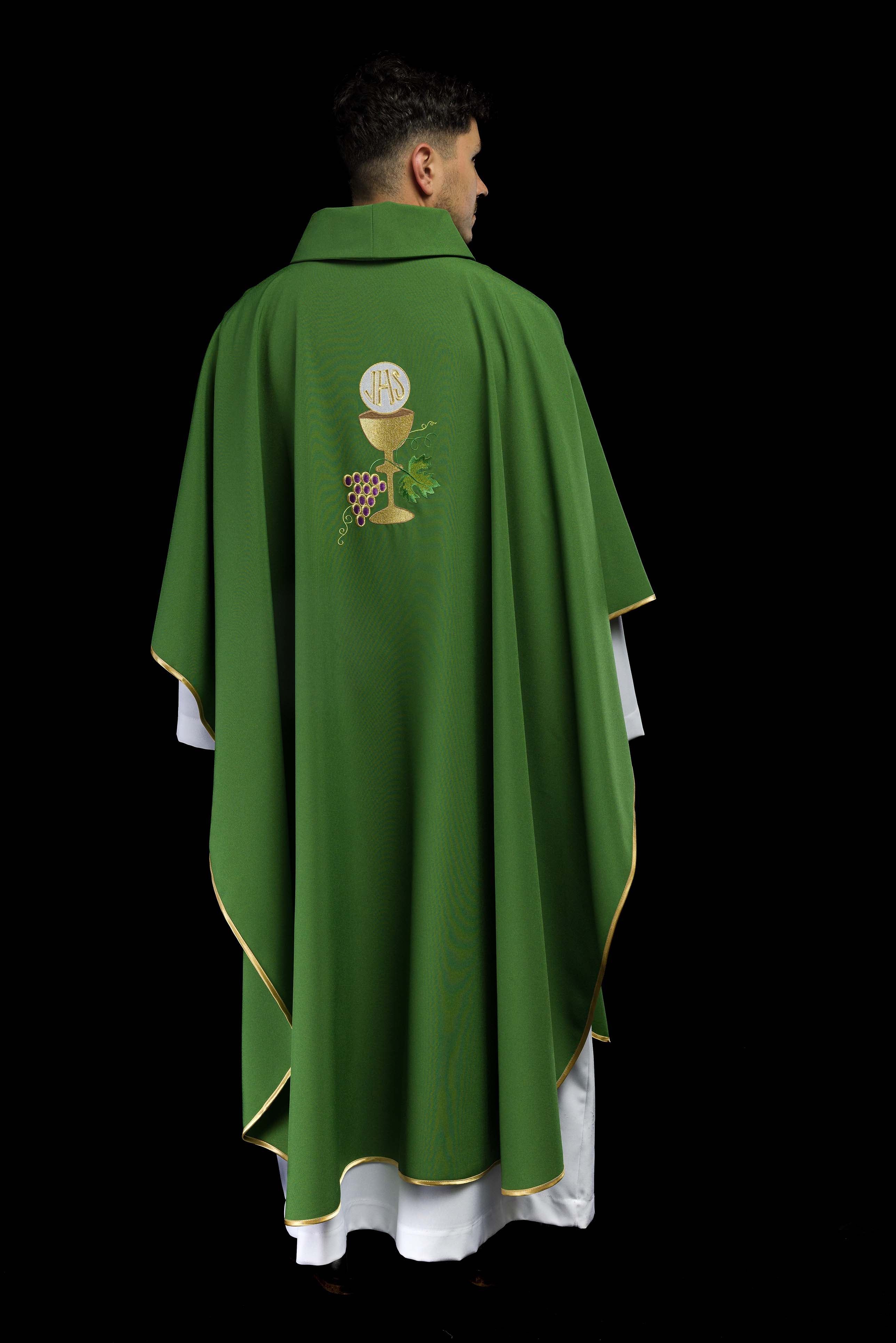 Casula verde bordada com cálice e uvas