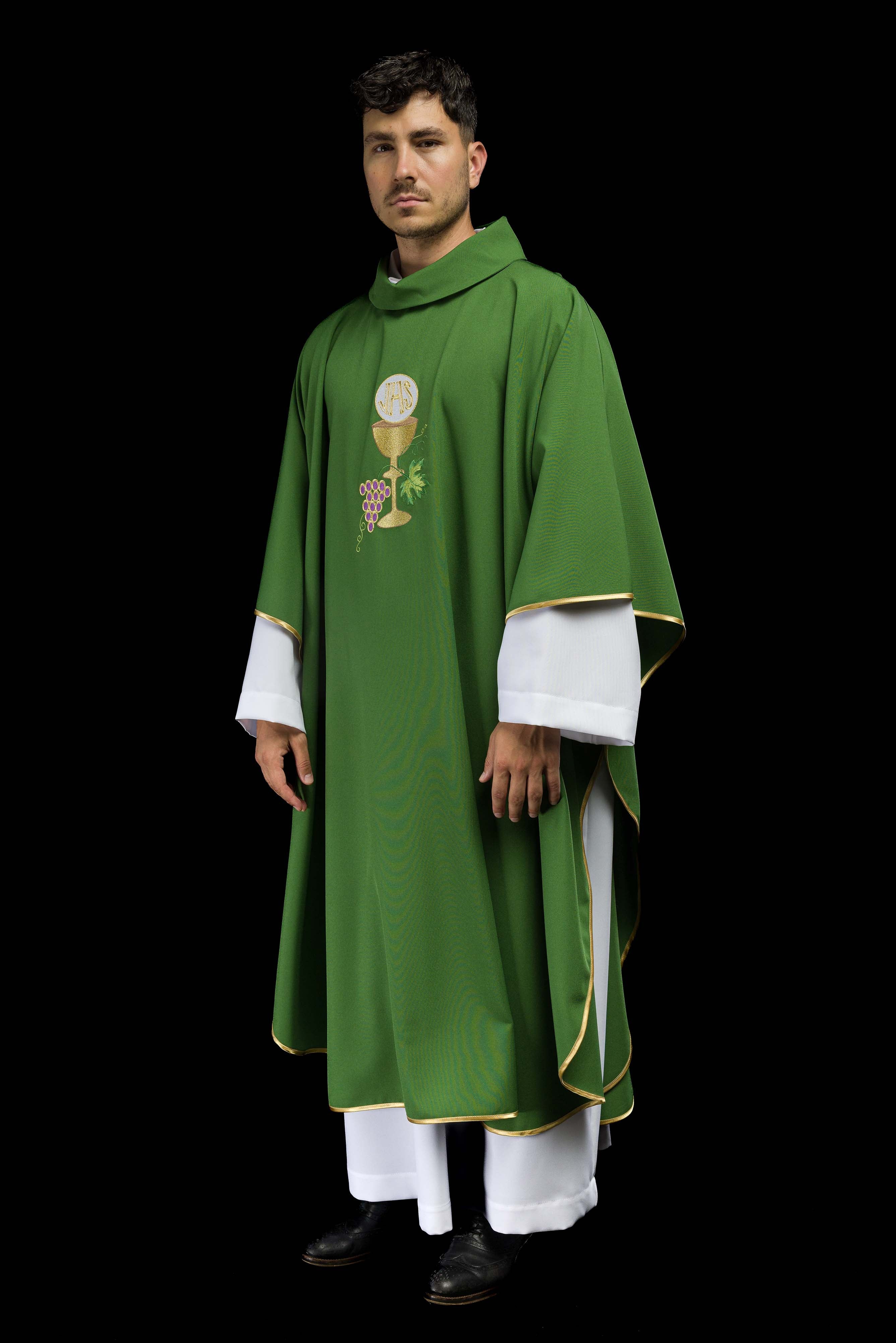 Casula verde bordada com cálice e uvas