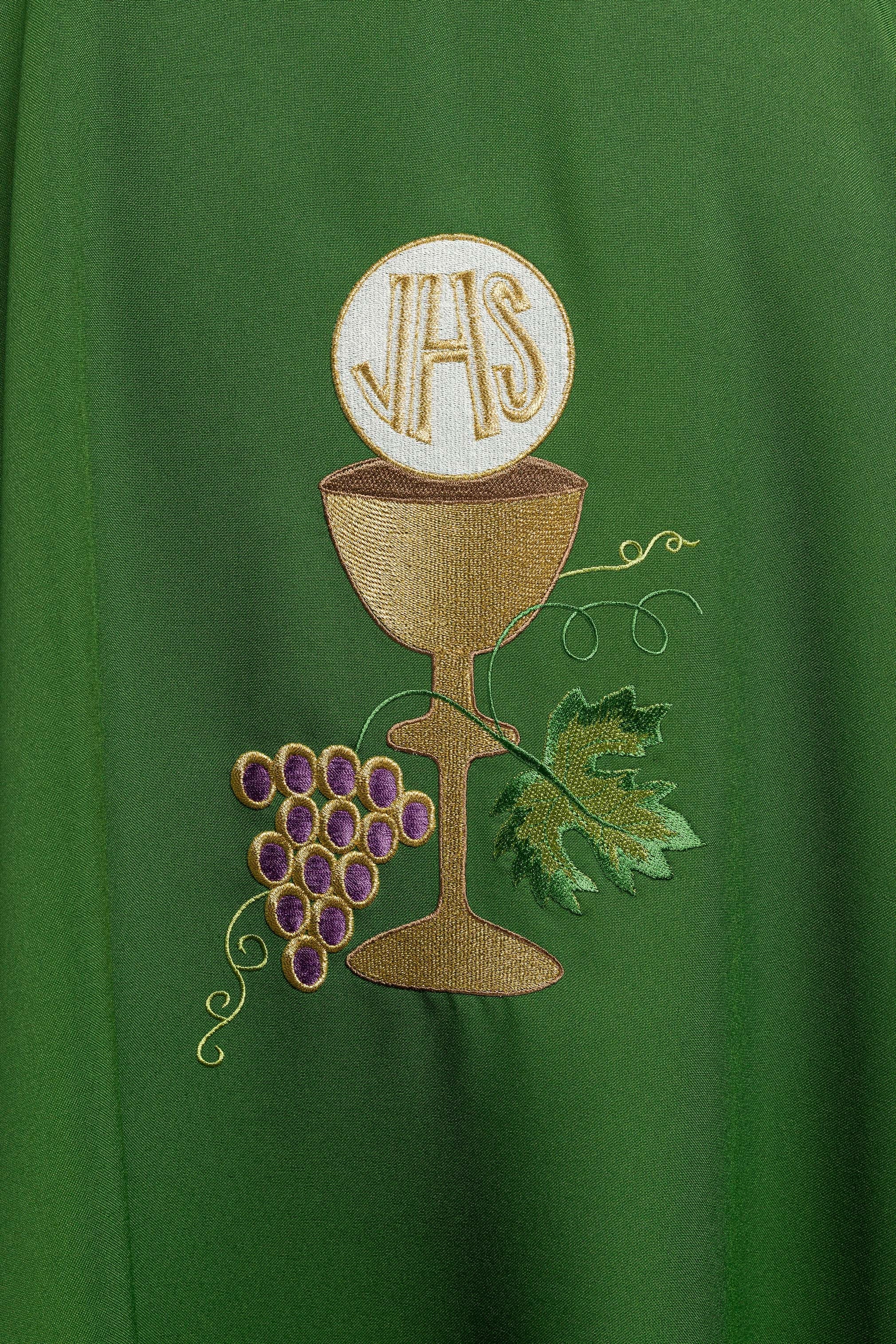 Casula verde bordada com cálice e uvas
