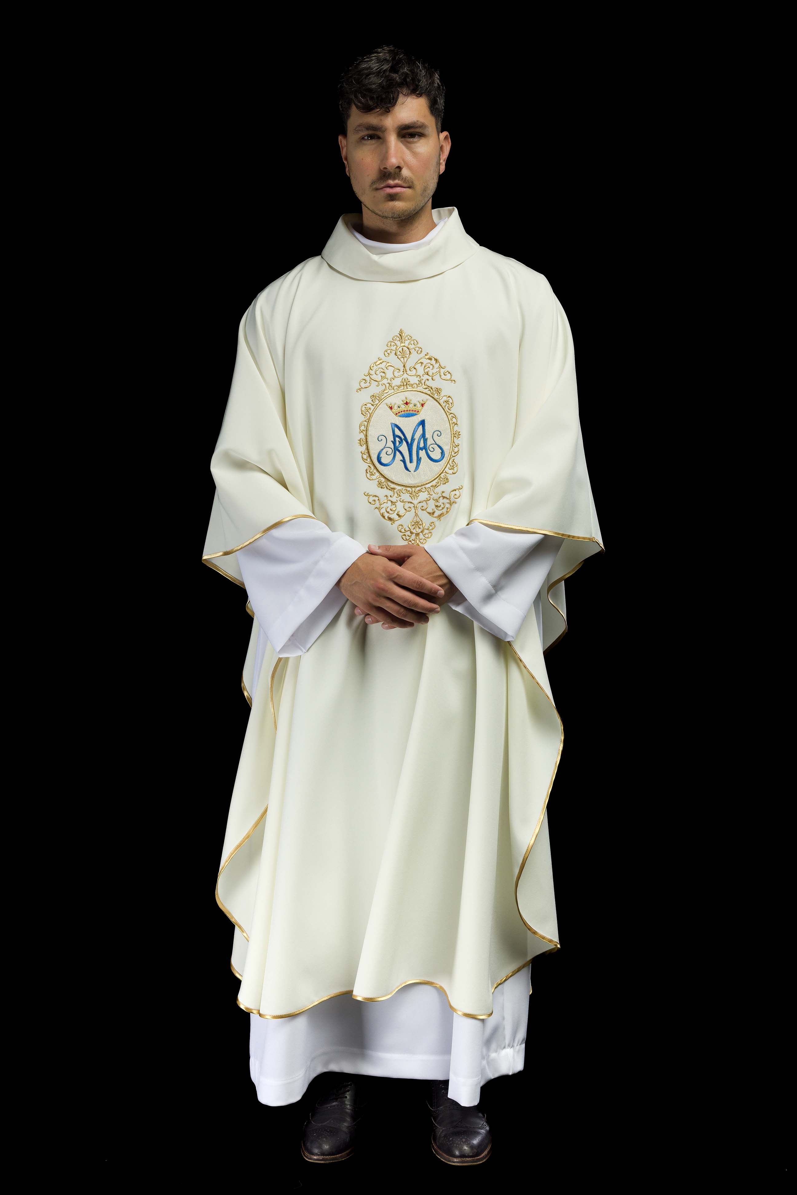 Casula com motivo mariano e bordado dourado, brasão mariano em dourado e azul, coroa dourada, gola alta.