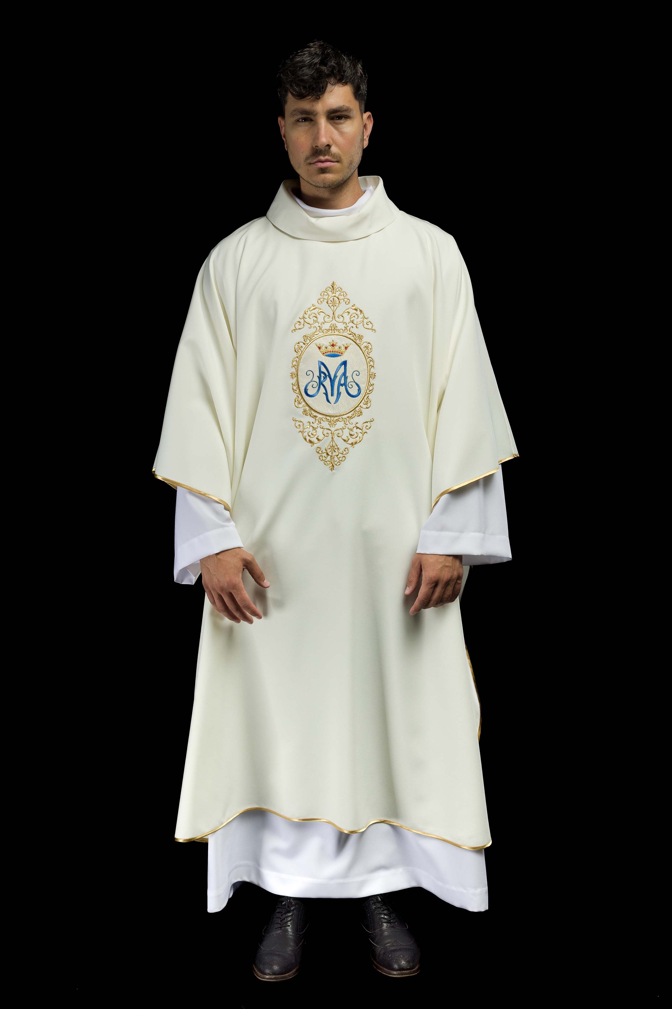 Casula com motivo mariano e bordado dourado, brasão mariano em dourado e azul, coroa dourada, gola alta.