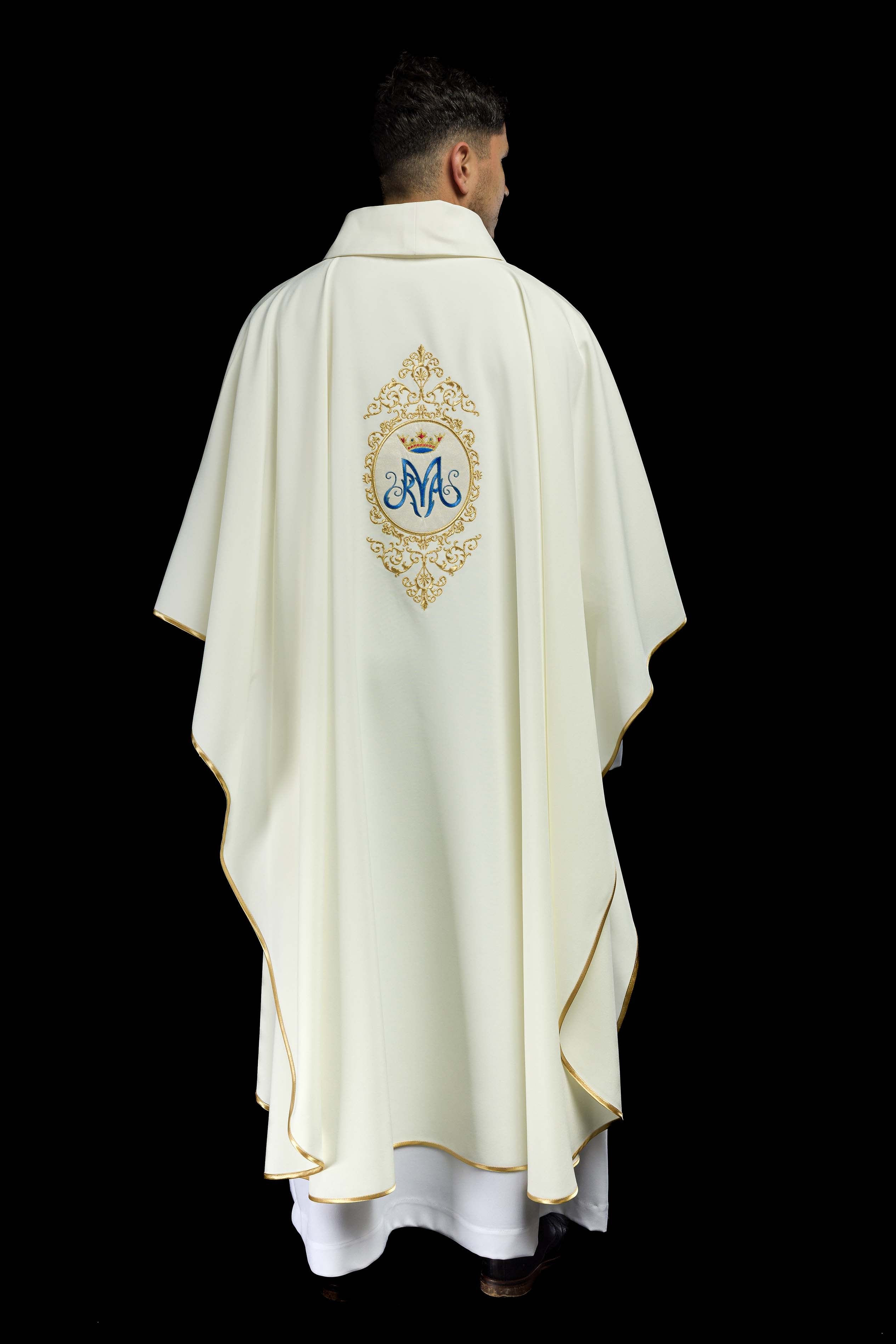 Casula com motivo mariano e bordado dourado, brasão mariano em dourado e azul, coroa dourada, gola alta.