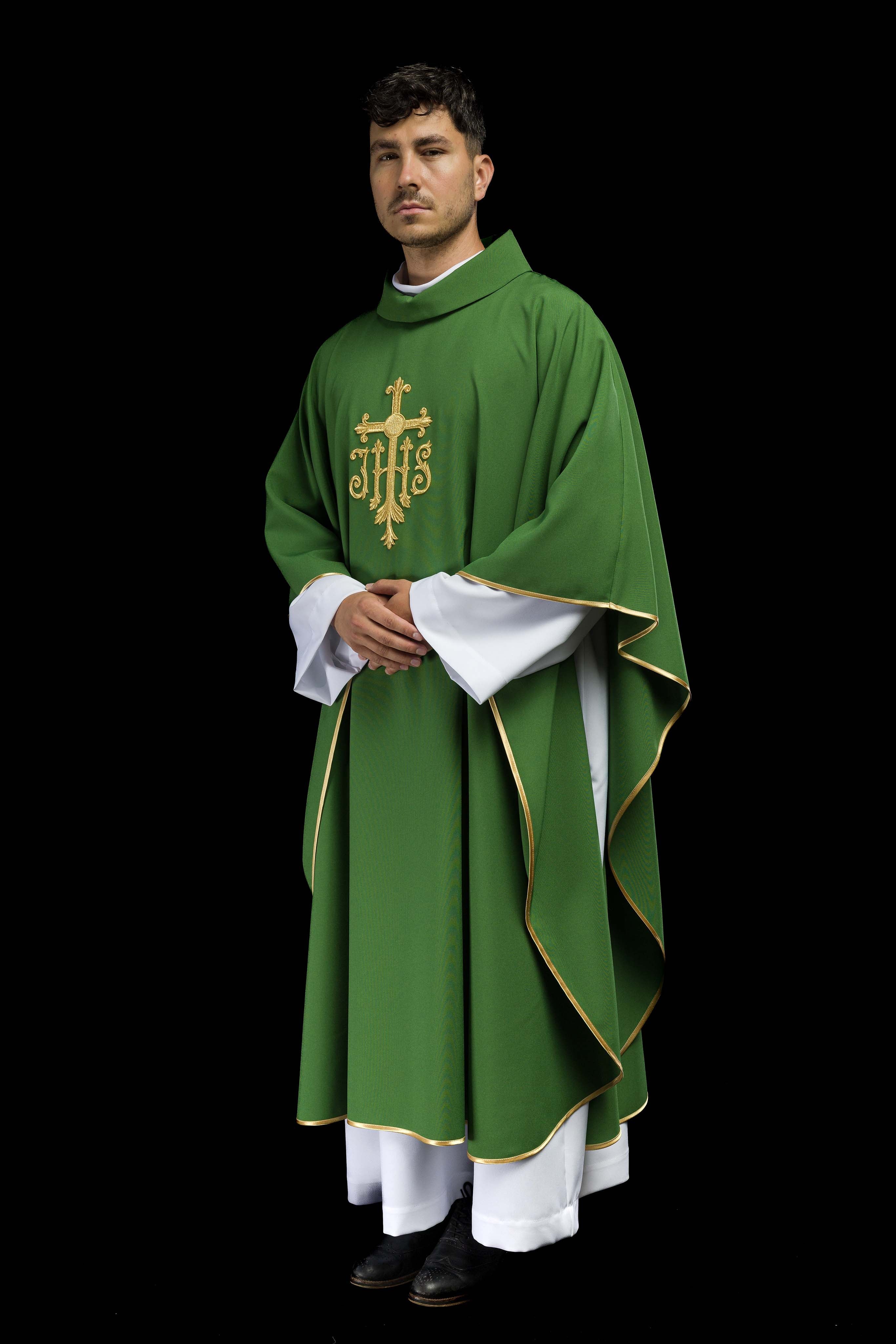 Casula verde com bordado em relevo IHS