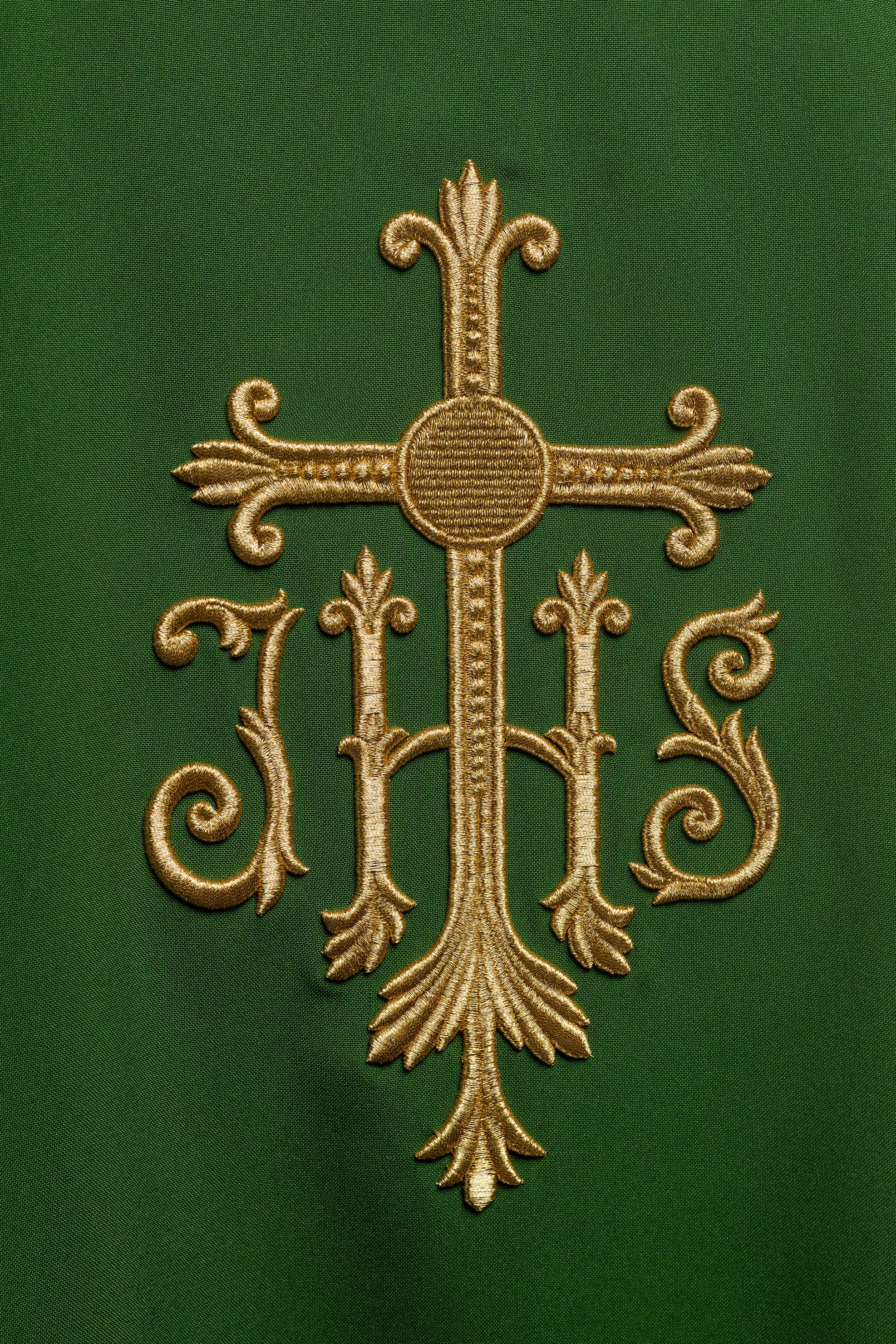 Casula verde com bordado em relevo IHS
