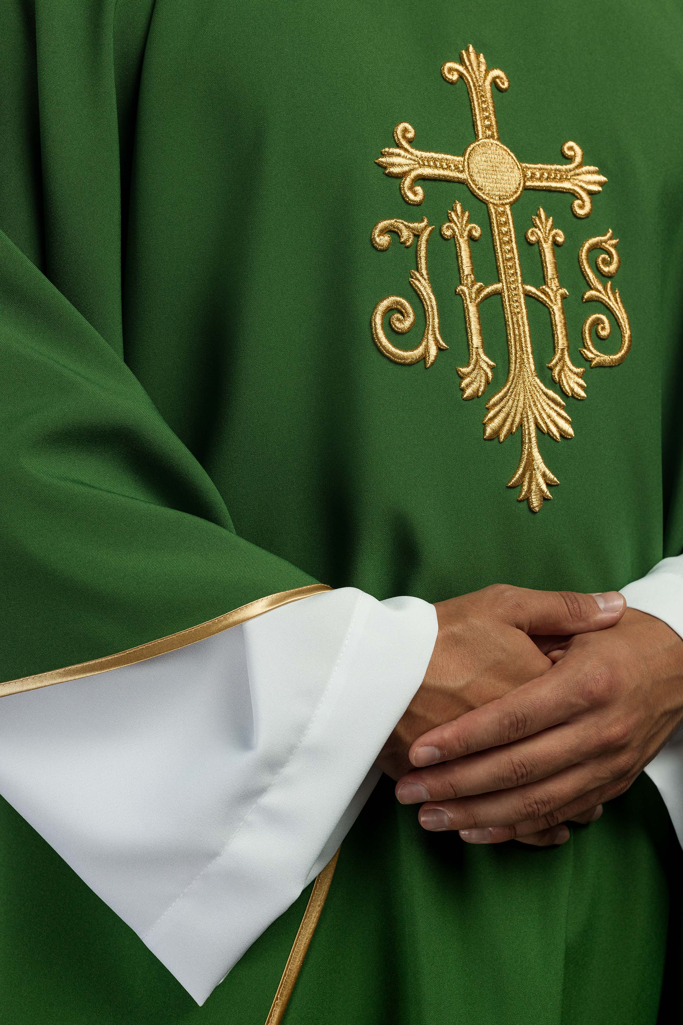 Casula verde com bordado em relevo IHS