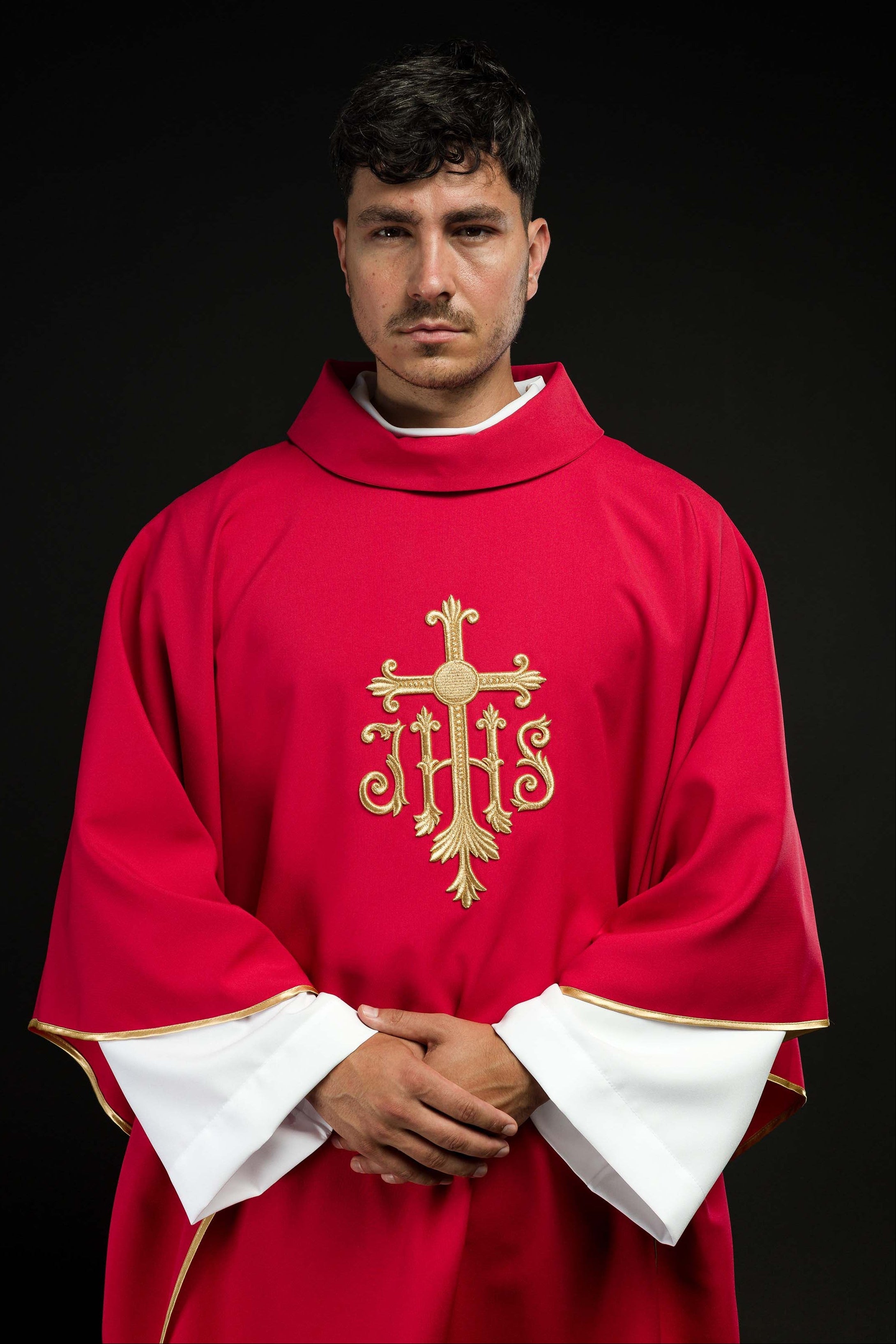 Casula vermelha bordada com símbolo IHS