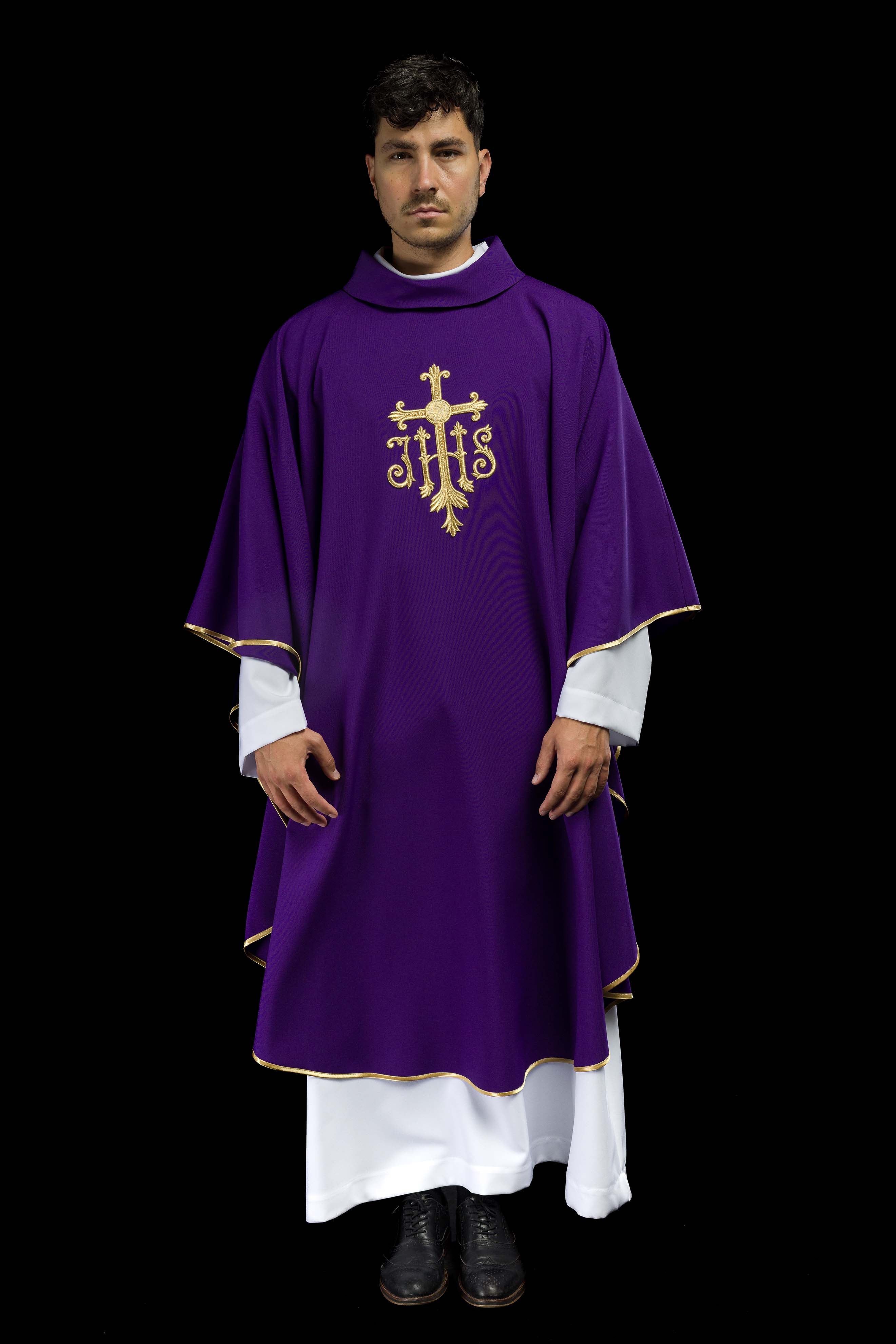 Casula roxa bordada com cruz e IHS - chasubles.com.br