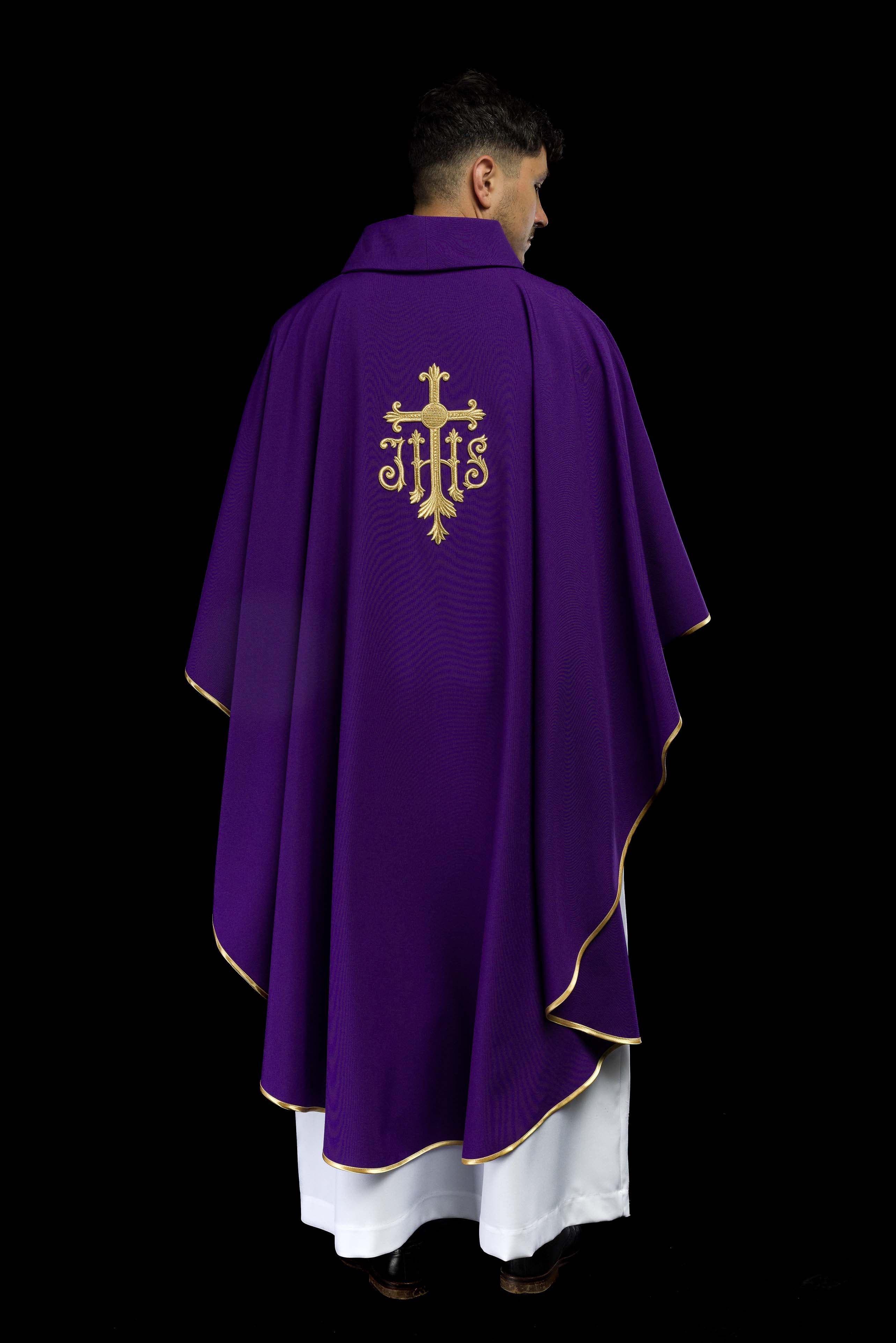 Casula roxa bordada com cruz e IHS - chasubles.com.br