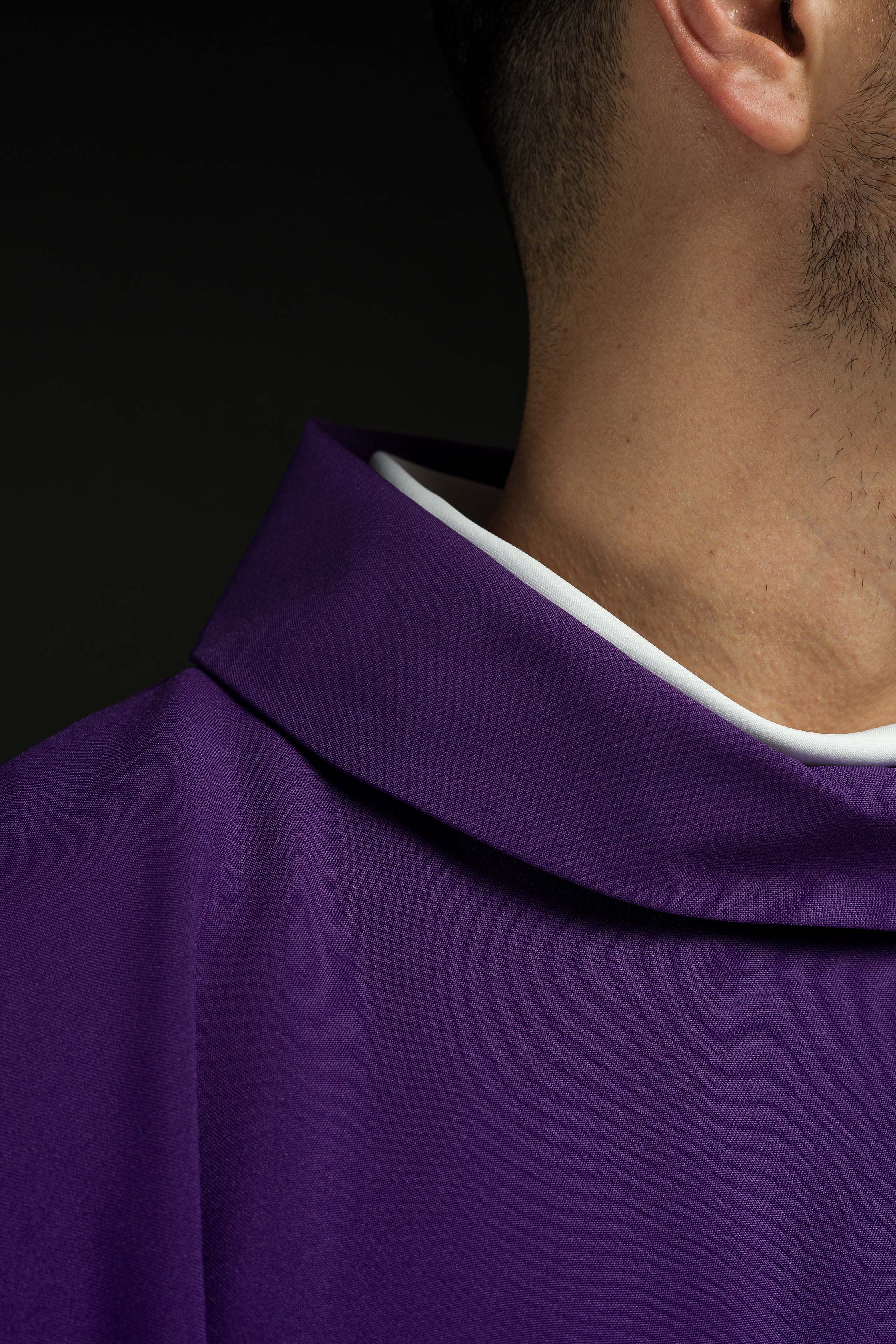 Casula roxa bordada com cruz e IHS - chasubles.com.br