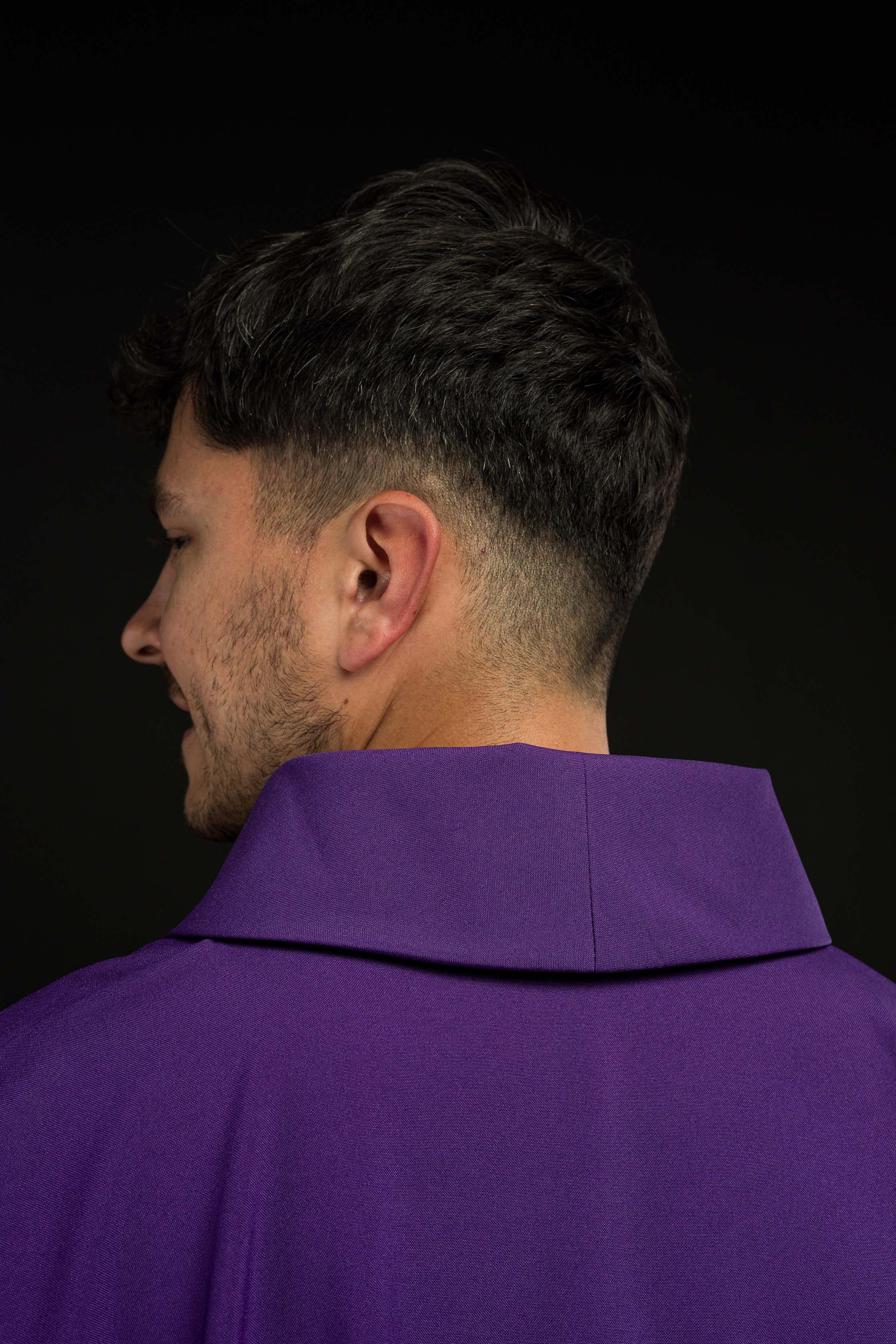 Casula roxa bordada com cruz e IHS - chasubles.com.br