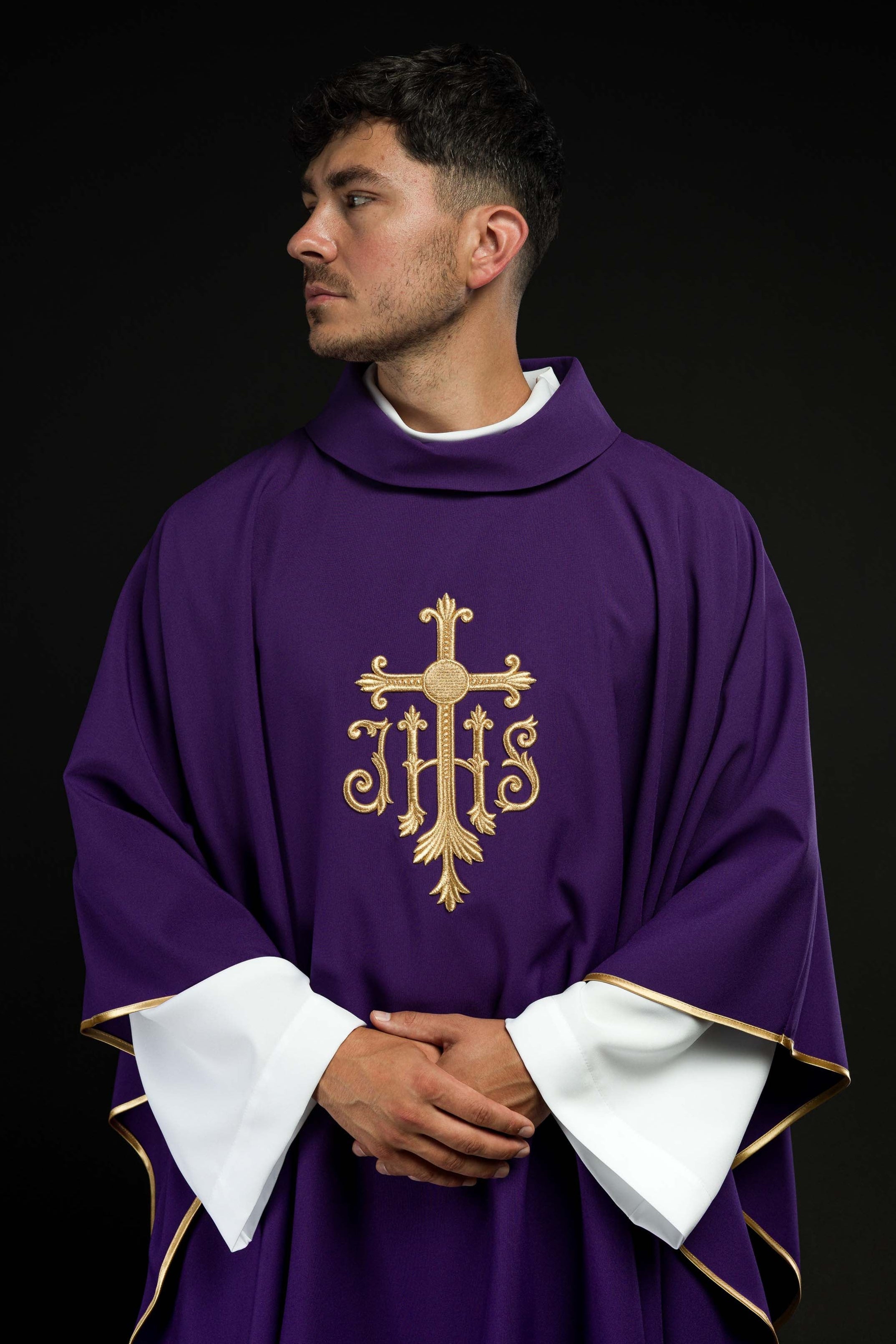 Casula roxa bordada com cruz e IHS - chasubles.com.br