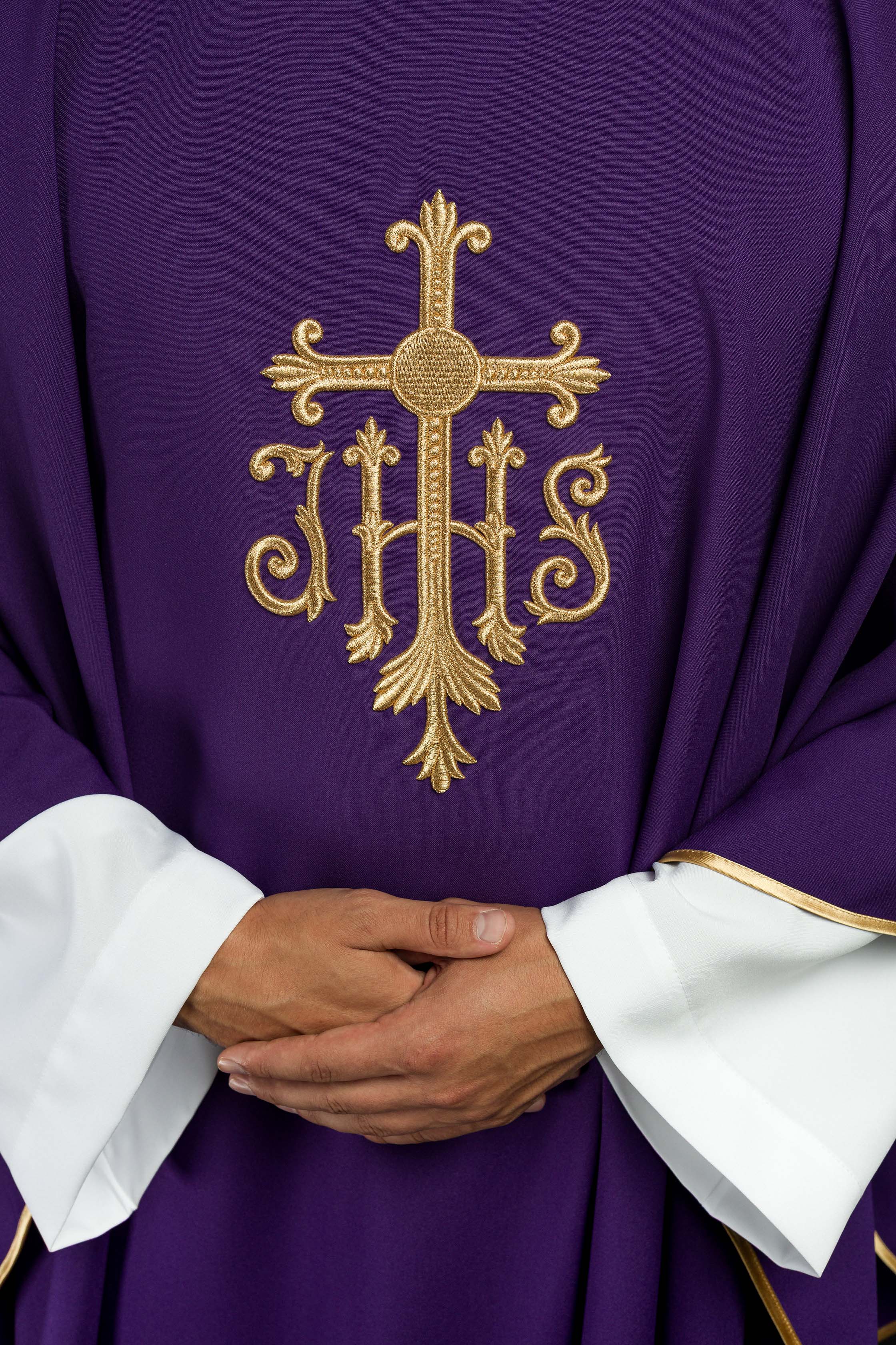 Casula roxa bordada com cruz e IHS - chasubles.com.br
