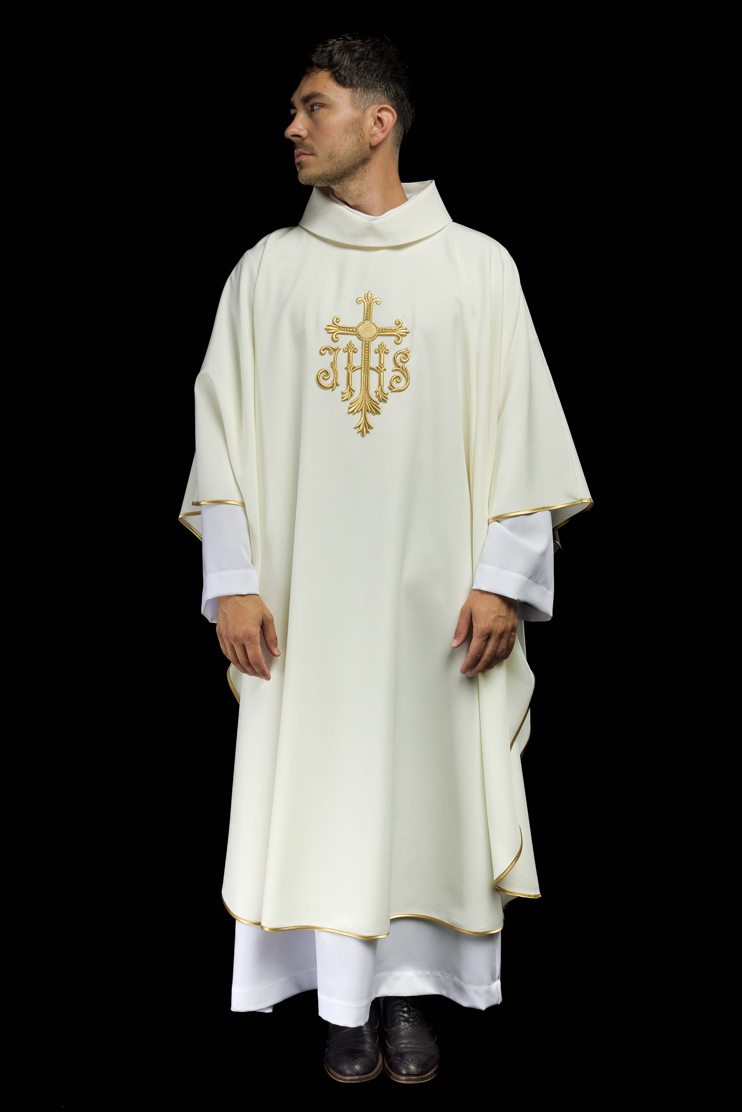 Casula creme com bordado IHS - chasubles.com.br