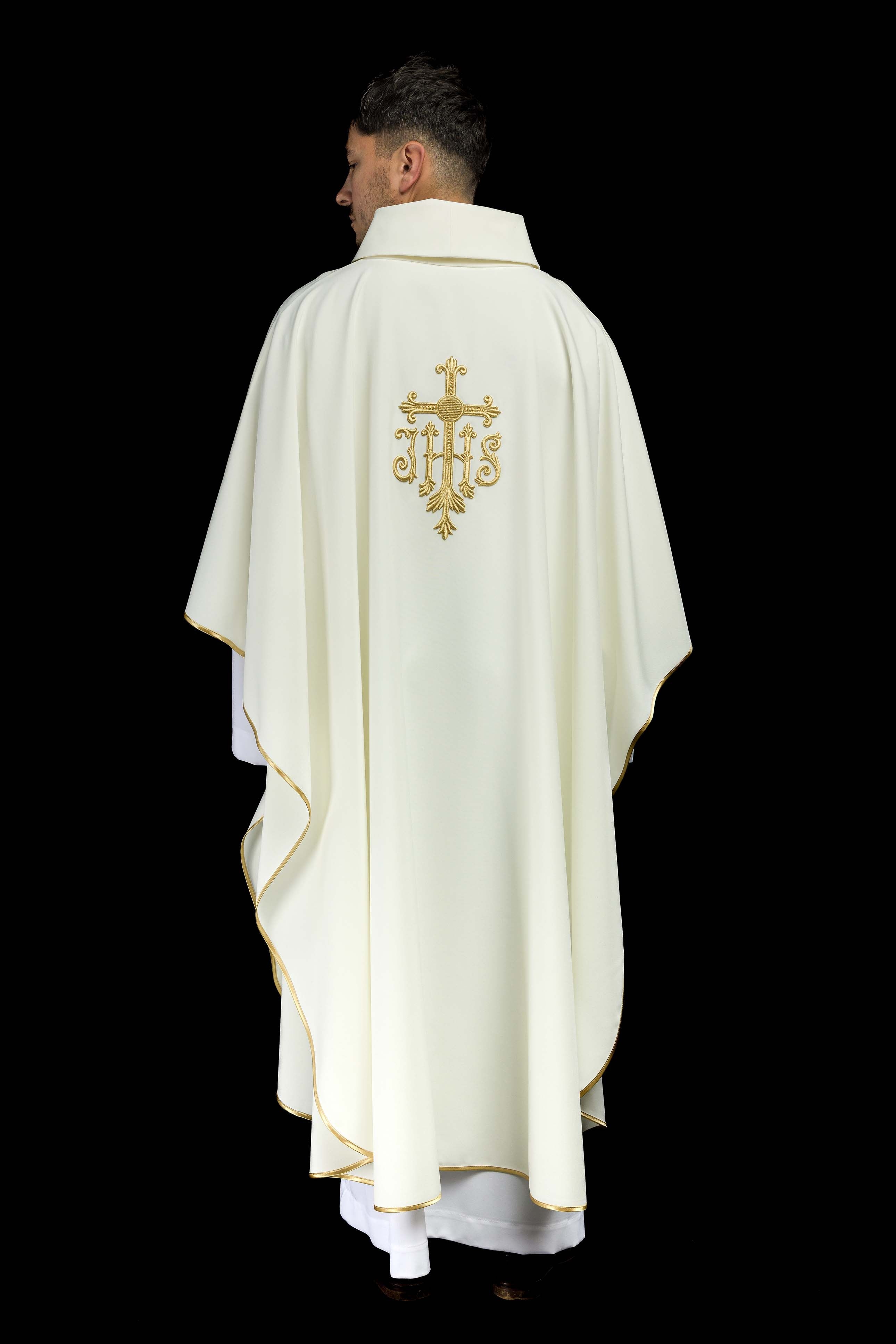 Casula creme com bordado IHS - chasubles.com.br