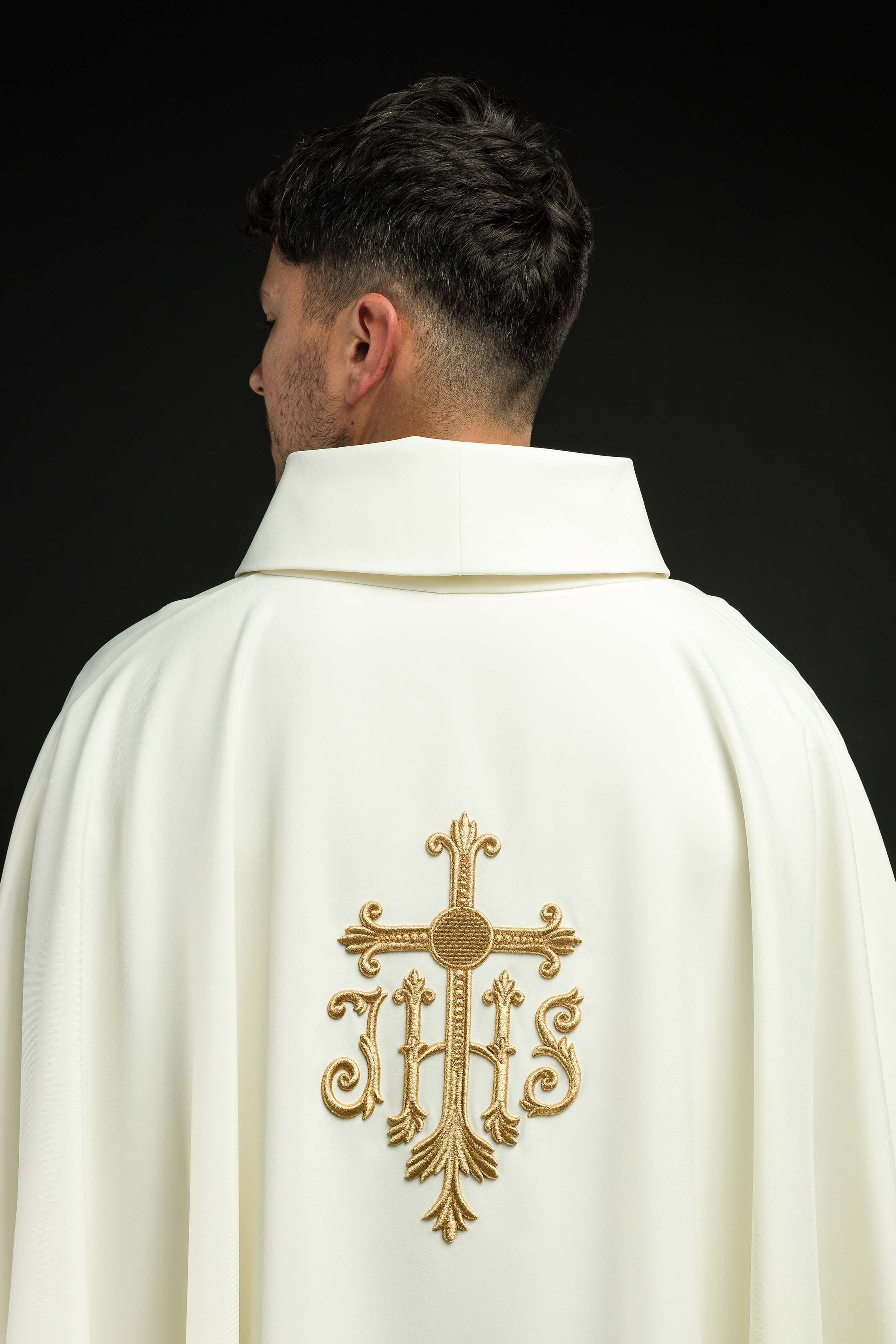 Casula creme com bordado IHS - chasubles.com.br
