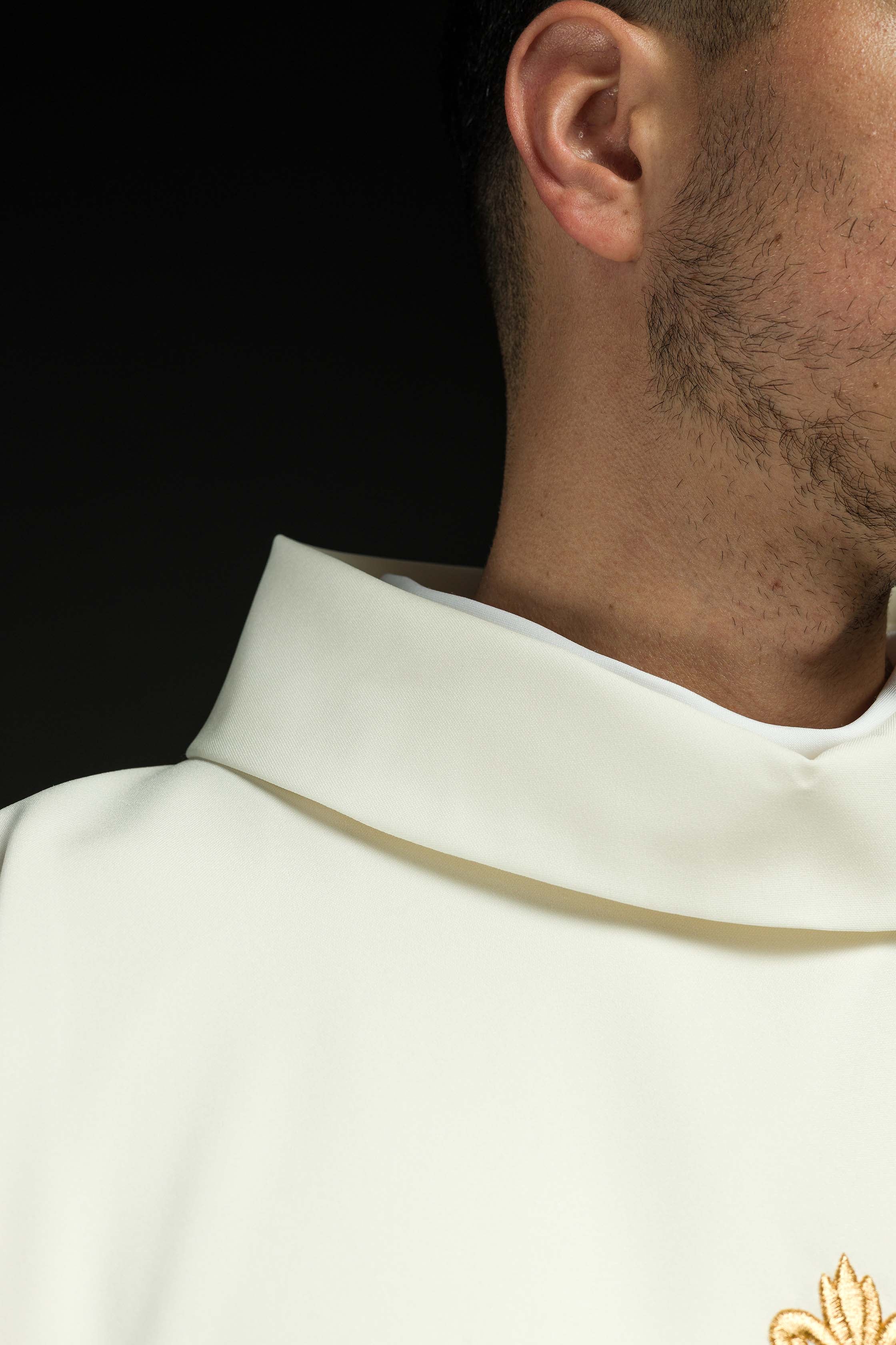 Casula creme com bordado IHS - chasubles.com.br