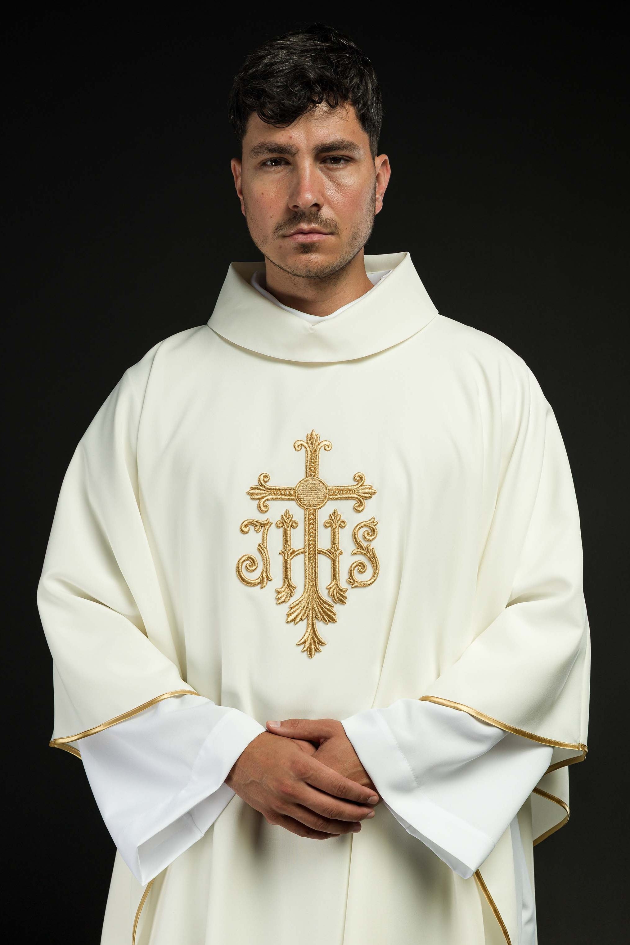 Casula creme com bordado IHS - chasubles.com.br