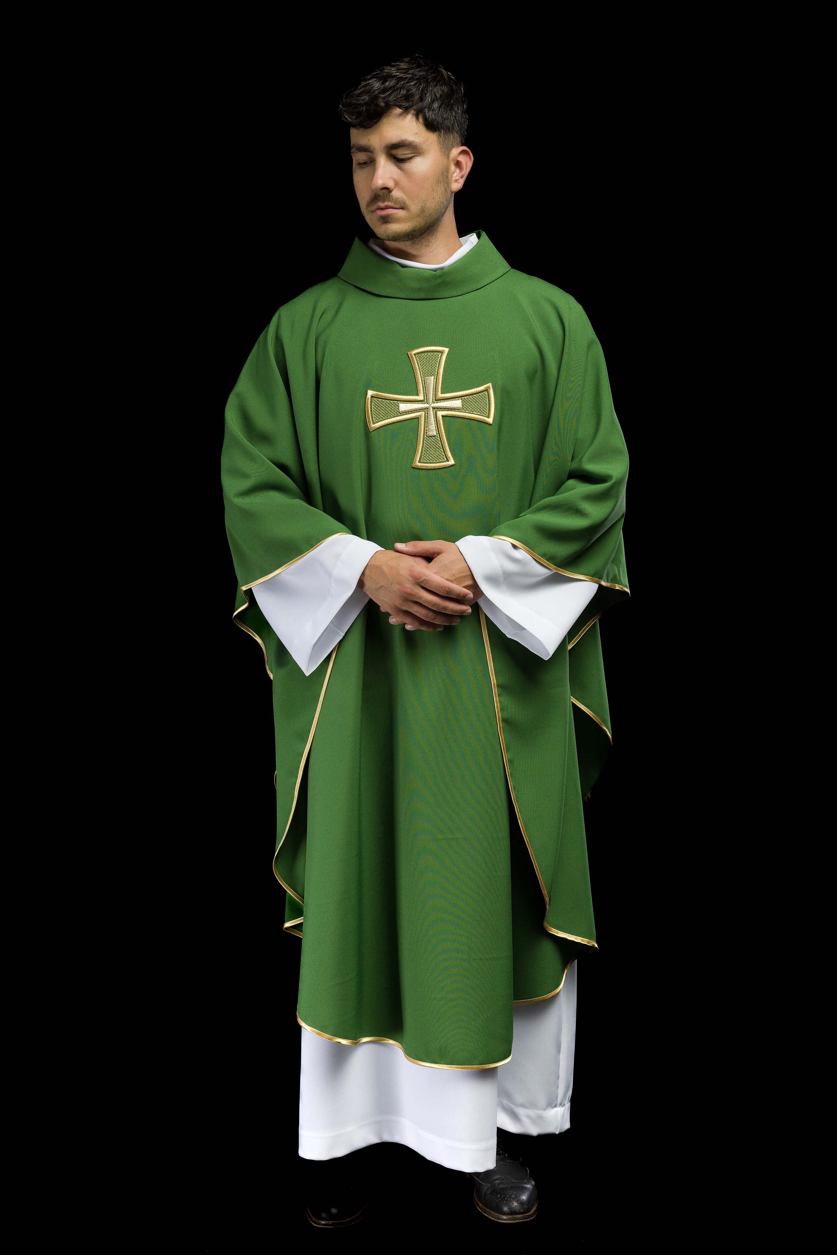 Casula bordada verde com motivo de cruz