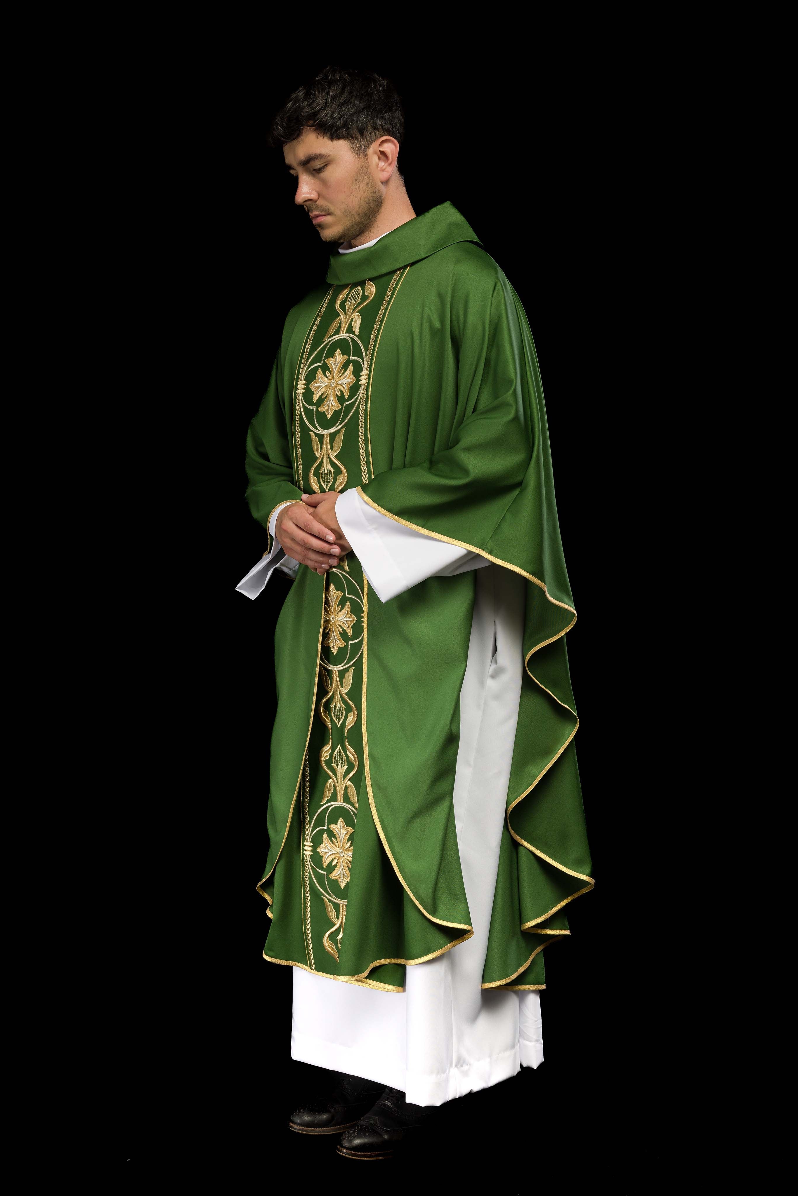 Casula verde bordada com faixa - chasubles.com.br